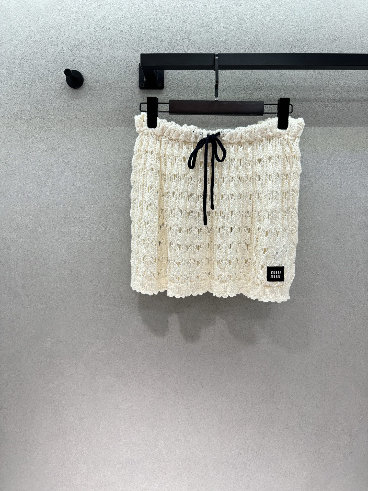 NO:803021,2026 Spring&Summer!  Miu Mi*u hollow knitted suit is so beautiful that it is speechless. It has a classic color scheme of milk white + navy blue. It comes with a soft light filter. The hollow crochet texture is so delicate that it is breathable and fashionable. Pair it with Mary Jane shoes and you will look like a walking sweet girl. A Miu girl’s natural outfit~ Three sizes!  Detailed real shots,,miumiu,mary jane,198609092026 Spring&Summer ！ Miu Mi*u镂空针织套装,美到失语, 奶白+藏青的经典配色,自带柔光滤镜, 镂空钩花纹理细腻到犯规,透气又时髦, 配玛丽珍鞋就是行走的甜妹, Miu系女孩本命穿搭～ 三码！细节实拍,,miumiu,mary jane,,Women's clothing