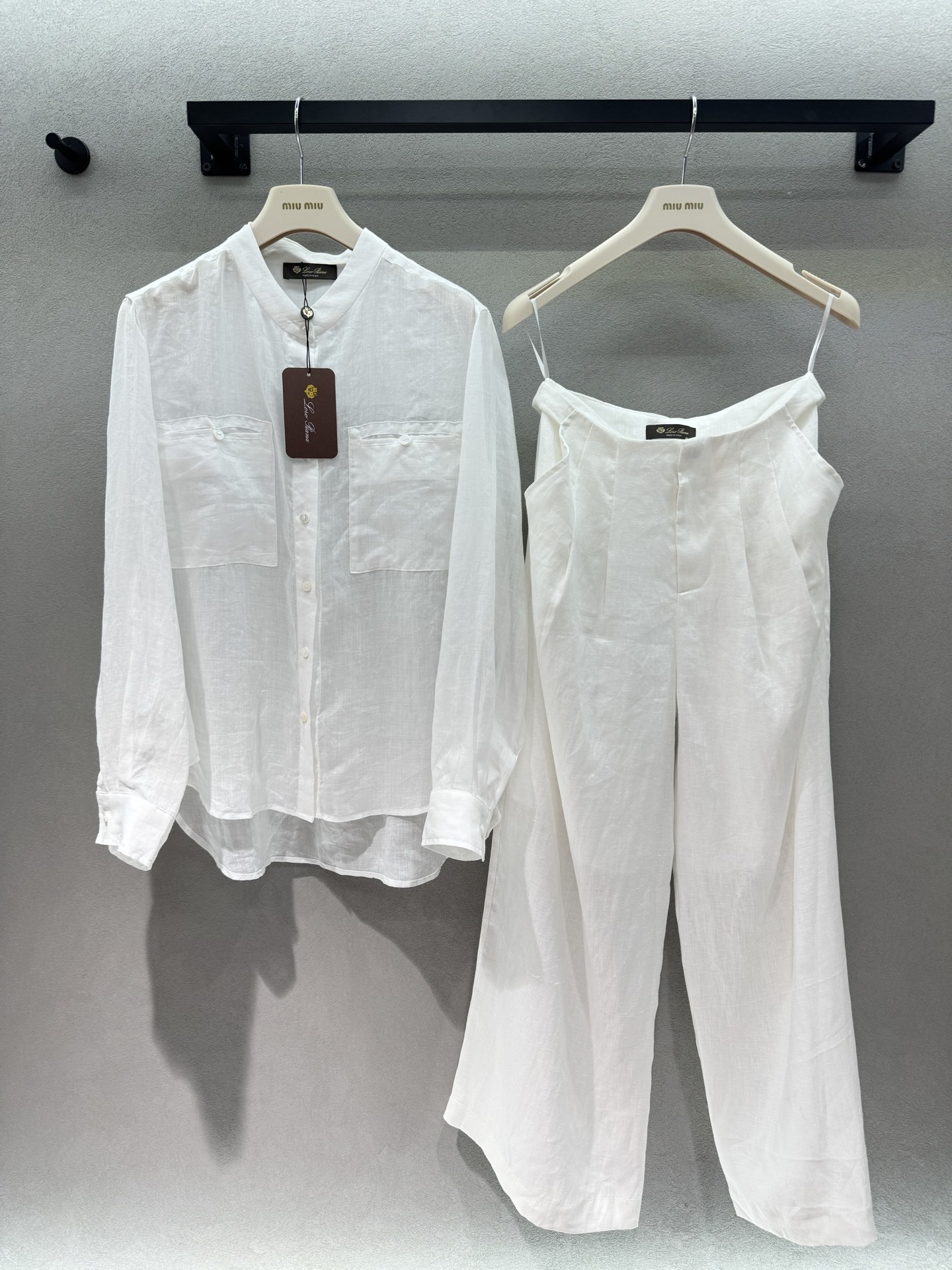 NO:803012,2026 Spring&Summer!  LP old-money style white linen suit, a combination of stand-up collar shirt and wide-leg pants. The ramie fabric is so breathable that it is not sweaty at all in summer. The slightly see-through texture comes with a high-end filter. The short-front and long-back shirt style hides a lot of fat. The wide-leg pants directly stretch the legs to two meters. It is a cool workplace sister for commuting, and a lazy and relaxed old-money style for daily wear. One set can be used for all occasions.  The white moonlight suit in the closet must be this one~ Three sizes!  ,,loro piana,shirts,198609092026 Spring&Summer ！LP老钱风白麻套装, 立领衬衫+阔腿裤的组合, 苎麻面料透气到飞起, 夏天穿完全不闷汗, 微透的肌理感自带高级滤镜, 前短后长的衬衫版型巨藏肉, 阔腿裤直接把腿拉成两米长, 通勤穿是清冷感职场姐姐, 日常穿是慵懒松弛的老钱风, 一套搞定所有场合, 衣柜里的白月光套装非它莫属～ 三码！,,loro piana,shirts,,Women's clothing
