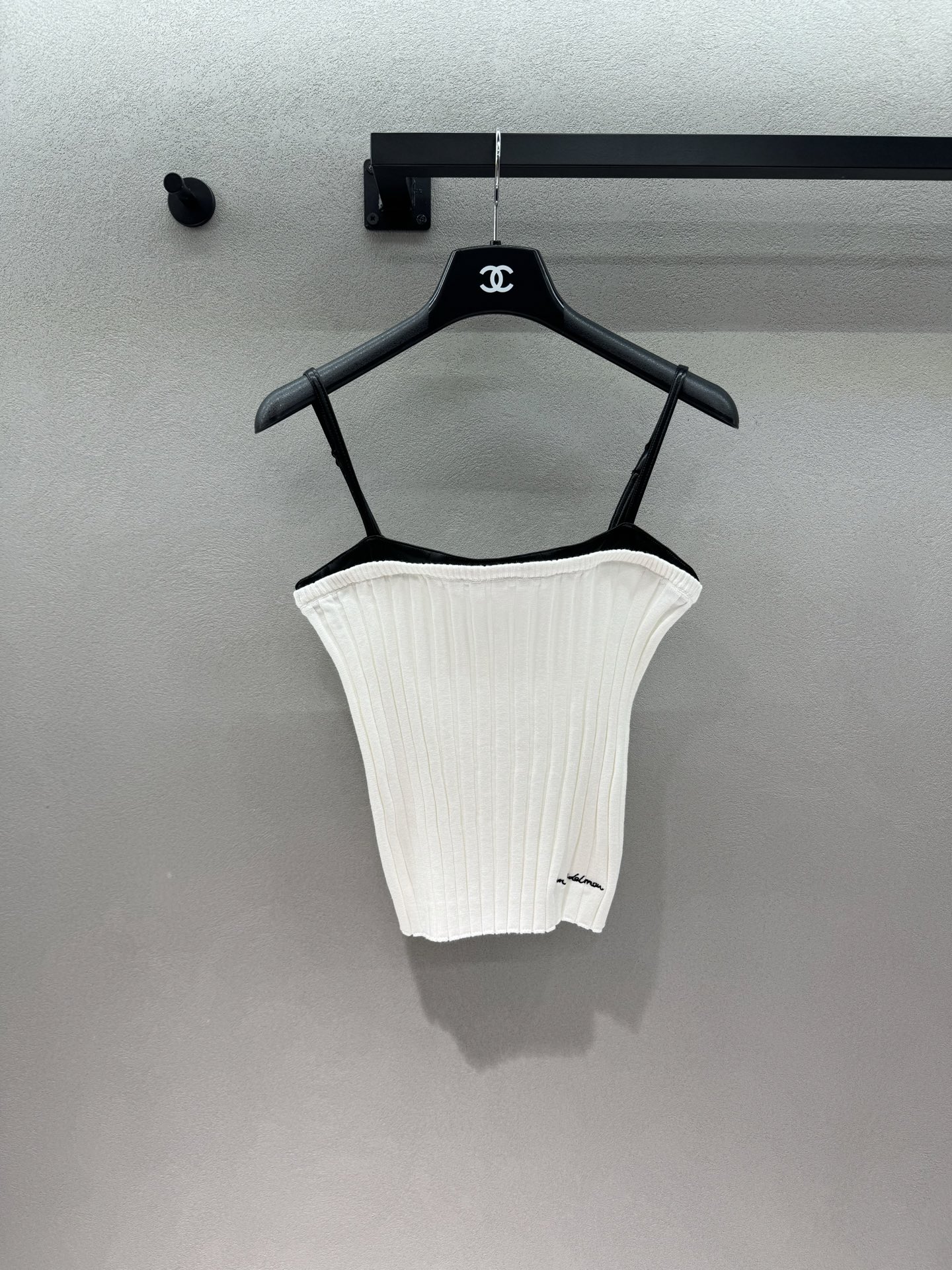 NO:803006,2026 Spring&Summer!  Ann's black and white contrasting striped straps, white wool + black leather shoulder straps, bandeau style contrasting neckline, straight to the point of pure lust, the striped fabric is extremely slimming, and it hugs the body curve to death, spaghetti straps + short waist design, instantly transformed into right-angled shoulders + long legs, perfect for both inner and outer wear, a must-have item in hot girls' wardrobe~,,198609092026 Spring&Summer ！Ann黑白撞色坑条吊带, 白色毛织+黑色拼皮肩带, 抹胸式撞色领口,纯欲感直接拉满, 坑条面料巨显瘦,把身材曲线拿捏得死死的, 细肩带+短款露腰设计, 秒变直角肩+大长腿, 内搭外穿都绝了, 辣妹衣柜里的刚需款～,,,Women's clothing