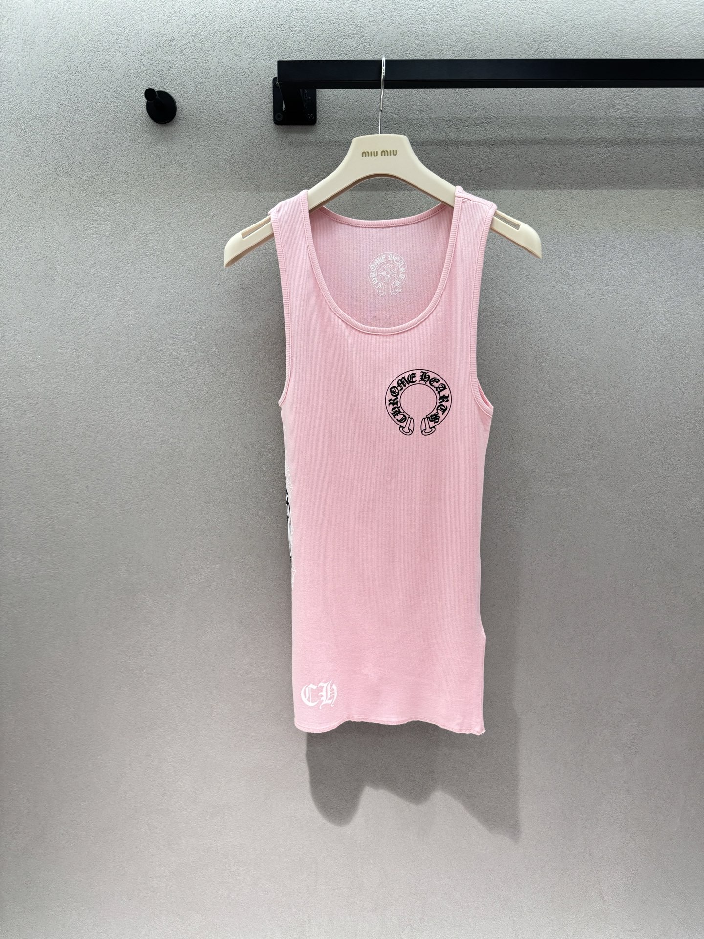 NO:803000,2026 Spring&Summer!  Crow Heart’s pink tank top is amazing!  A must-have in hot girls' wardrobes, the slim-fitting fabric is extremely slimming, and the body curves are directly welded to the body. The horseshoe totem on the front + the comic scroll on the back are full of details. The natural color matching of sweet and cool girls. The hot girls can wear it on the outside, and the inner base is also high-end ~ Three sizes!  ,,chrome hearts,198609092026 Spring&Summer ！克罗心粉色背心太绝了！ 辣妹衣柜必入, 修身坑条面料巨显瘦, 直接把身材曲线焊在身上, 正面马蹄图腾+背面漫画卷轴,细节感拉满, 甜酷女孩的本命配色, 外穿辣妹炸街,内搭打底也高级～ 三码！,,chrome hearts,,Women's clothing