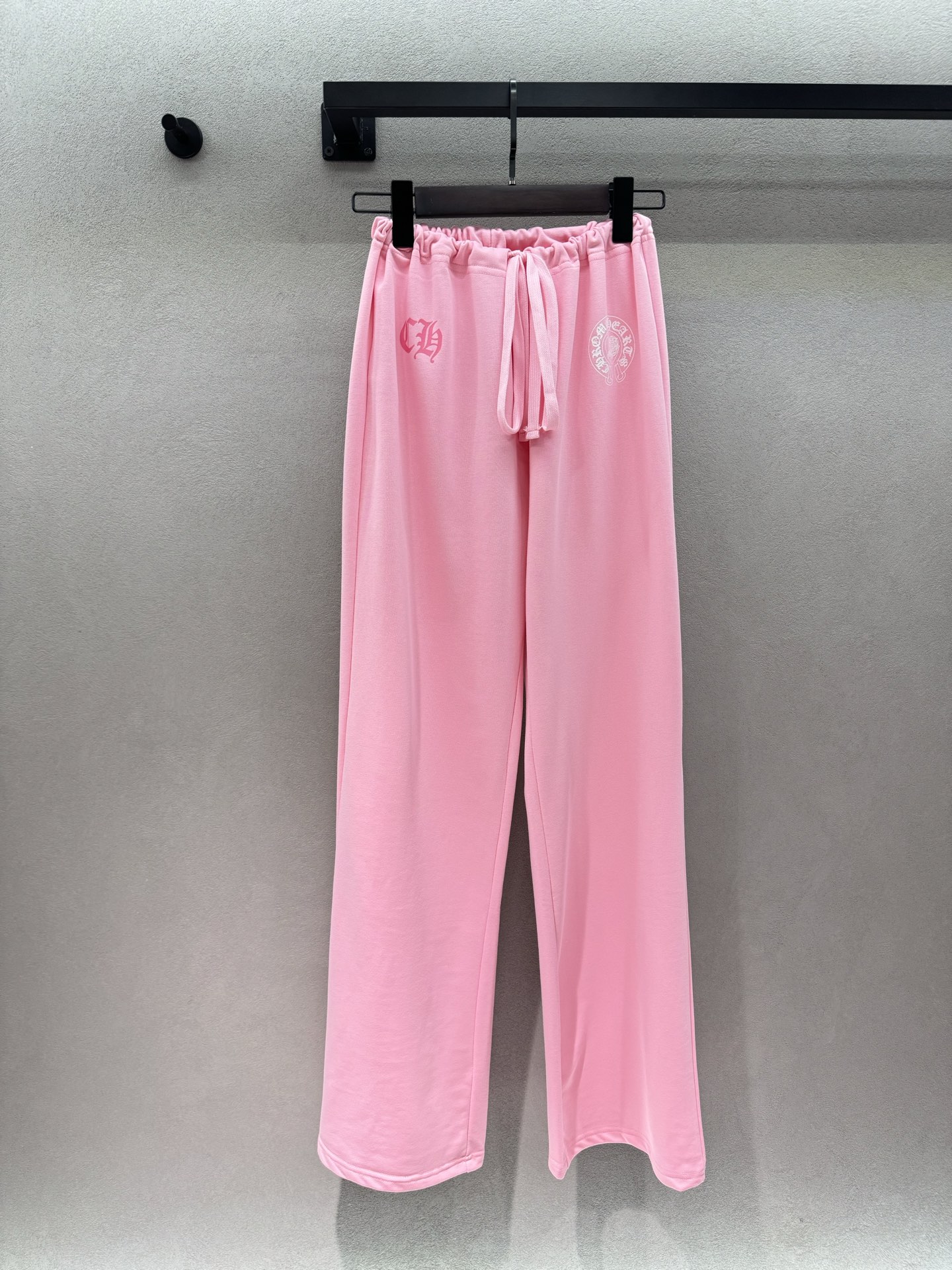 NO:802997,2026 Spring&Summer!  Crowe's heart, the pink wide-leg pants are directly to the gods. The elastic drawstring waistband does not pick up on the figure, and the drape is directly stretched. The dark pattern print of the same color is low-key and high-end. Paired with the vest of the same series, it is a hot girl's street suit. It will make your legs longer in seconds. It is breathable in summer without being sweaty. It can be worn daily on the street and at home ~ Three sizes!  ,,chrome hearts,198609092026 Spring&Summer ！克罗*心,粉色阔腿裤直接封神 松紧抽绳腰头不挑身材,垂感直接拉满, 同色系暗纹印花低调高级, 搭配同系列背心就是辣妹炸街套装, 秒变大长腿,夏天穿透气不闷汗, 日常出街、居家都能穿～ 三码！,,chrome hearts,,Women's clothing