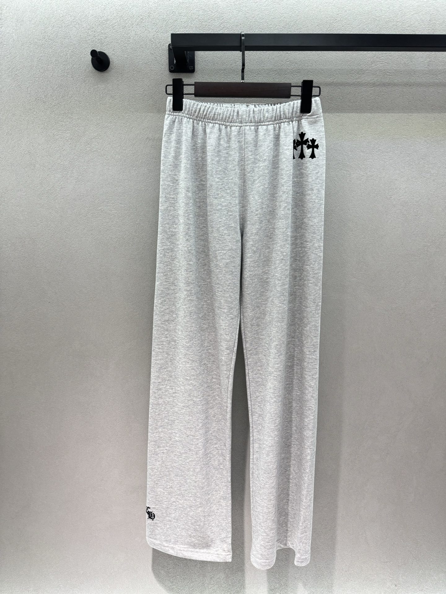 NO:802994,2026 Spring&Summer!  Crow* heart, gray wide-leg pants, a wide-leg version with great drape, instantly transforms into cartoon legs, hides the flesh and makes you look slimmer, classic cross print, full of trendy brand feeling, a must-have for sweet and cool girls, the elastic waistband does not tighten the belly, and the pear-shaped figure can be directly flattered. Paired with a hot girl vest, it will be a street suit. Whoever wears it will be more beautiful~ Three sizes!  ,,chrome hearts,198609092026 Spring&Summer ！克罗*心,灰色阔腿裤, 垂感巨好的阔腿版型,秒变漫画腿, 藏肉显瘦,经典十字架印花, 潮牌感拉满,甜酷女孩必入, 松紧腰头不勒肚子,梨形身材直接冲, 搭配辣妹背心就是炸街套装,谁穿谁美～ 三码！,,chrome hearts,,Women's clothing