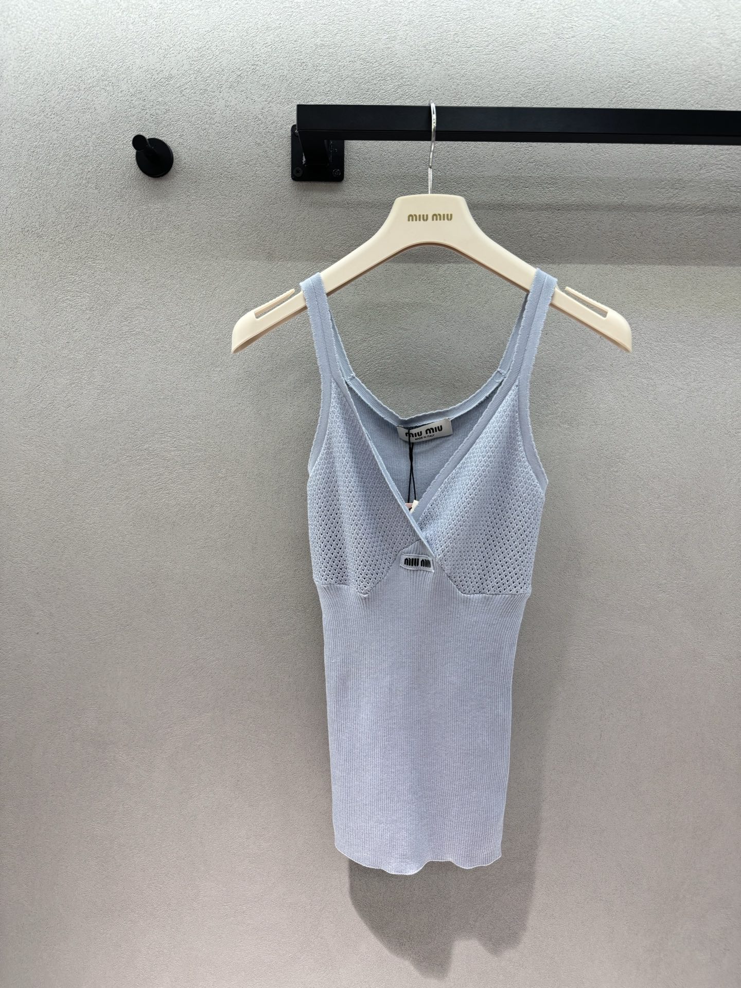 NO:802991,2026 Spring&Summer MiuMi* camisole, light blue hollow V-neck design, pure lust, mesh knitting + pit strips slimming, slimming and breathable, wide shoulder straps modify the shoulder shape, slip-shouldered sisters can directly look like sisters, paired with a pleated skirt, it will be a sweet girl, whoever wears it will be the eldest lady~ Three sizes!  ,,miumiu,skirts,198609092026 Spring&Summer  MiuMi*吊带背心, 浅蓝镂空V领设计,纯欲感直接拉满, 网眼针织+坑条修身,显瘦又透气, 宽肩带修饰肩型,溜肩姐妹直接冲, 搭配百褶裙就是甜妹本妹, 谁穿谁是大小姐～ 三码！,,miumiu,skirts,,Women's clothing