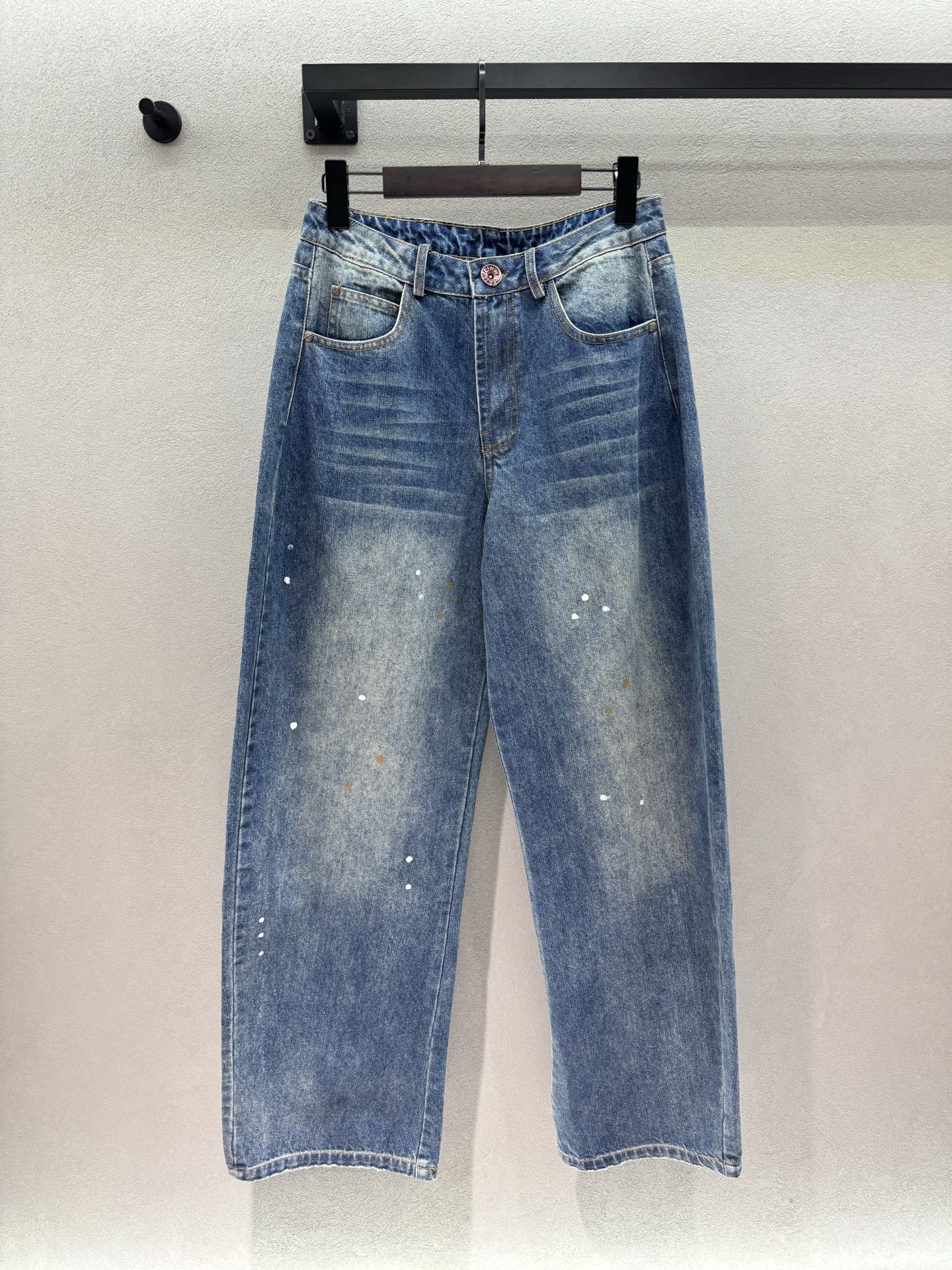 NO:802983,2026 Spring&Summer!  Miss Sixt*, Yang Mi's same bow jeans, super heavyweight denim trousers, old washed blue and white, high-waisted wide-leg version that turns into cartoon legs instantly, purple spray-painted bow + sequin embroidery on the back, hand-splashed ink details, welded directly to the body, with a street feel, paired with hot girl suspenders, it is a street suit~ Three sizes!  ,,jeans,198609092026 Spring&Summer ！Miss Sixt*,杨幂同款蝴蝶结牛仔裤, 超重工一款牛仔长裤,做旧水洗蓝巨显白, 高腰阔腿版型秒变漫画腿, 背面紫色喷绘蝴蝶结+亮片刺绣, 手工泼墨细节拉满,街头感直接焊在身上, 搭配辣妹吊带就是炸街套装～ 三码！,,jeans,,Women's clothing