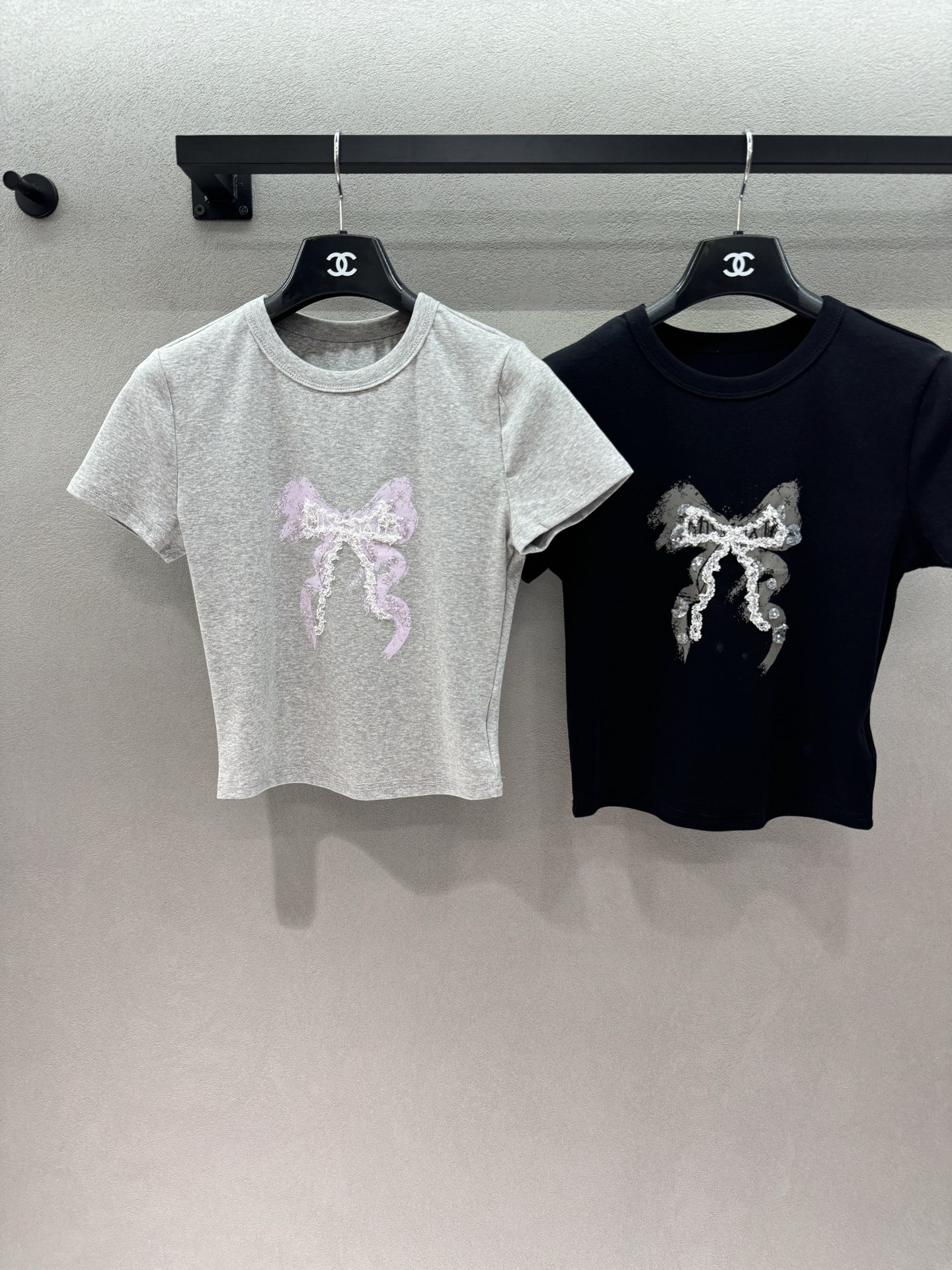 NO:802979,2026 Spring&Summer Miss Sixt*, heavy beading and lace bow T-shirt, lilac bow + sequin embroidery, full of details, slim fit and short version, high waistline, straight shoulder cut without shoulder pick-up, slip-shouldered sisters can go straight, paired with jeans, it will be a street suit~ Two colors, three sizes!  ,,jeans,tees,t-shirt,198609092026 Spring&Summer Miss Sixt*, 重工钉珠拼蕾丝蝴蝶结T恤, 淡紫色蝴蝶结+亮片刺绣,细节感满满, 修身短款版型,拉高腰线, 正肩剪裁不挑肩型,溜肩姐妹直接冲, 搭配牛仔裤就是炸街套装～ 两色,三码！,,jeans,tees，t-shirt,,Women's clothing