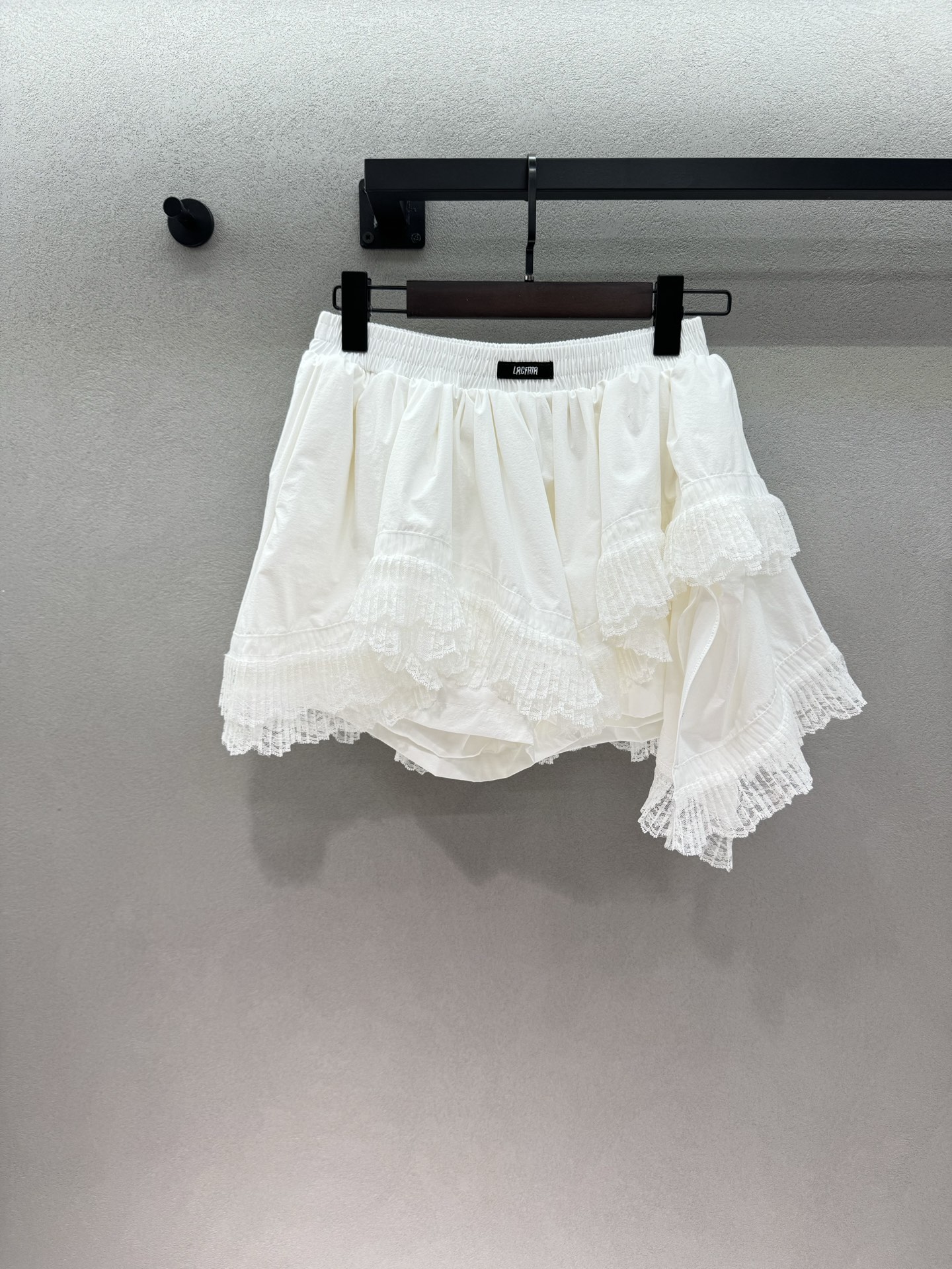 NO:802992,2026 Spring&Summer!  Lac*, the white moonlight skirt in the wardrobe!  The crisp cotton-like fabric is not easy to wrinkle, the lace is exquisite and does not dig into the flesh, the irregular design is full of layers, the A-line version hides the flesh and makes you look slimmer, the elastic waistband is not flattering on the figure, it is versatile with all tops, it can be worn by sweet girls, hot girls, and commuting, one piece unlocks N types of styles!  Two colors, three codes!  ,,skirts,198609092026 Spring&Summer ！Lac*,衣柜里的白月光半裙！ 挺括棉感面料,不易皱,蕾丝精致不扎肉, 不规则设计层次感拉满,A字版型藏肉显瘦, 松紧腰头不挑身材,百搭所有上衣, 甜妹、辣妹、通勤都能穿,一件解锁N种风格！ 两色,三码！,,skirts,,Women's clothing