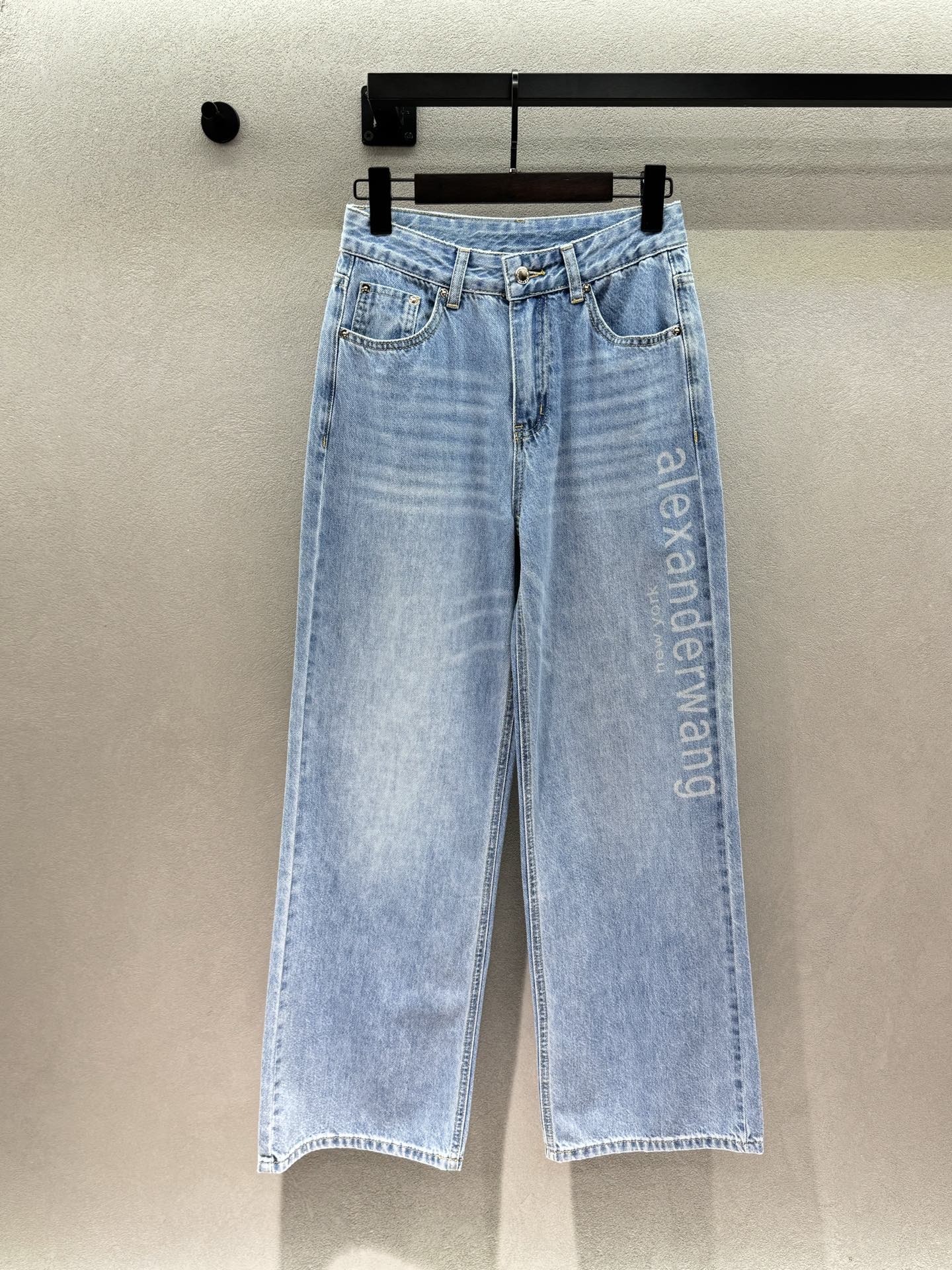 NO:802990,2026 Spring&Summer!  AW denim straight-leg pants, light blue distressed and washed to reveal white, high-waisted wide-leg version that instantly transforms into cartoon legs. The side seam letter print is low-key and high-end, full of old-money style, crisp denim fabric, perfect drape, and pear-shaped body shape, simple and elegant for commuting, casual and high-end for daily wear, an evergreen style in the wardrobe~ Three sizes!  ,,198609092026 Spring&Summer ！AW牛仔直筒裤, 浅蓝做旧水洗巨显白, 高腰阔腿版型秒变漫画腿 侧缝字母印花低调高级,老钱风拉满, 挺括牛仔面料,垂感满分,梨形身材直接冲, 通勤穿简约大气,日常穿随性高级, 衣柜里的常青款～ 三码！,,,Women's clothing