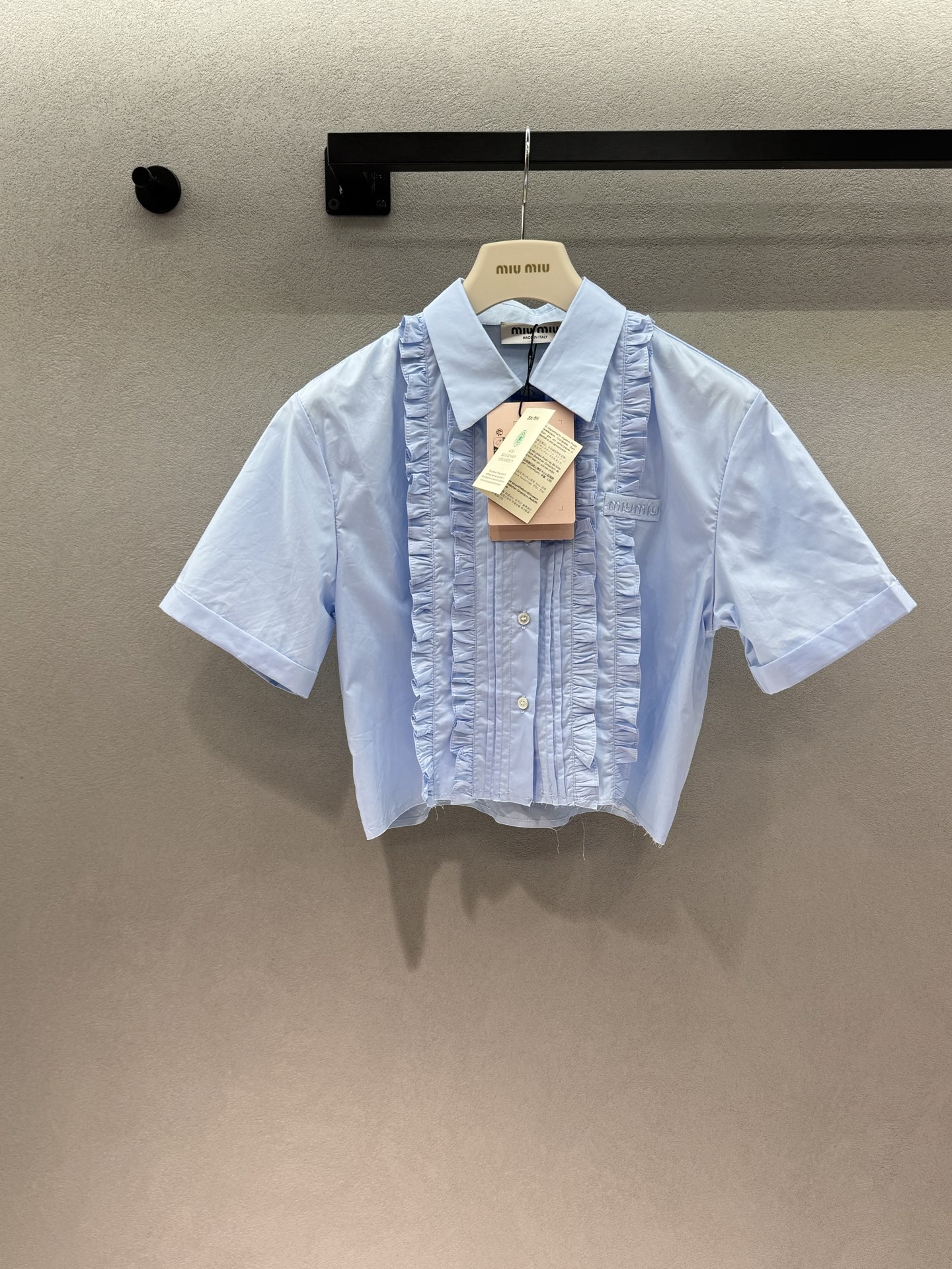 NO:802986,2026 Spring&Summer MiuMi*, light blue ear-hemmed short shirt, with a sweet girly feel, double-layer pleats + accordion pleats, full of details, exquisite to the core, the short version raises the waistline, and instantly transforms into a 37-point figure. Paired with a pleated skirt, you will look like a lady~ Size 3!  ,,miumiu,skirts,shirts,198609092026 Spring&Summer MiuMi*,浅蓝木耳边短款衬衫, 甜妹感直接拉满,双层褶皱+风琴压褶, 细节感拉满,精致到骨子里, 短款版型拉高腰线,秒变三七分身材, 搭配百褶裙就是大小姐～ 三码！,,miumiu,skirts,shirts,,Women's clothing