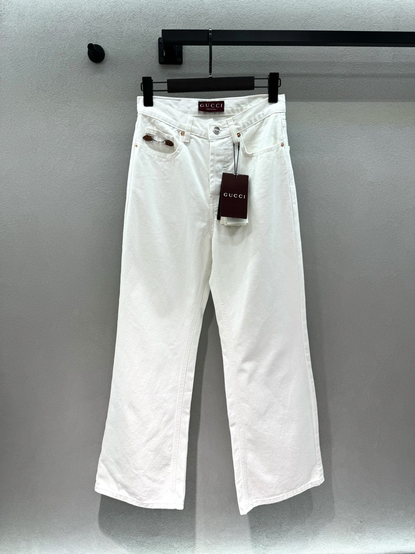 NO:802984,2026 Spring&Summer!  GUCC* white straight trousers, high-waisted straight version, hide the muscles to show slimming, make the legs longer in seconds, classic horsebit decoration, light and luxurious feeling, white shows whitening without picking up the skin, paired with hot girl suspenders, it is a street-worthy suit, great for taking photos~ Three sizes!  ,,gucci,198609092026 Spring&Summer ！GUCC*白色直筒裤, 高腰直筒版型,藏肉显瘦,秒变大长腿, 经典马衔扣装饰,轻奢感拉满, 白色显白不挑皮, 搭配辣妹吊带就是炸街套装, 拍照巨出片～ 三码！,,gucci,,Women's clothing