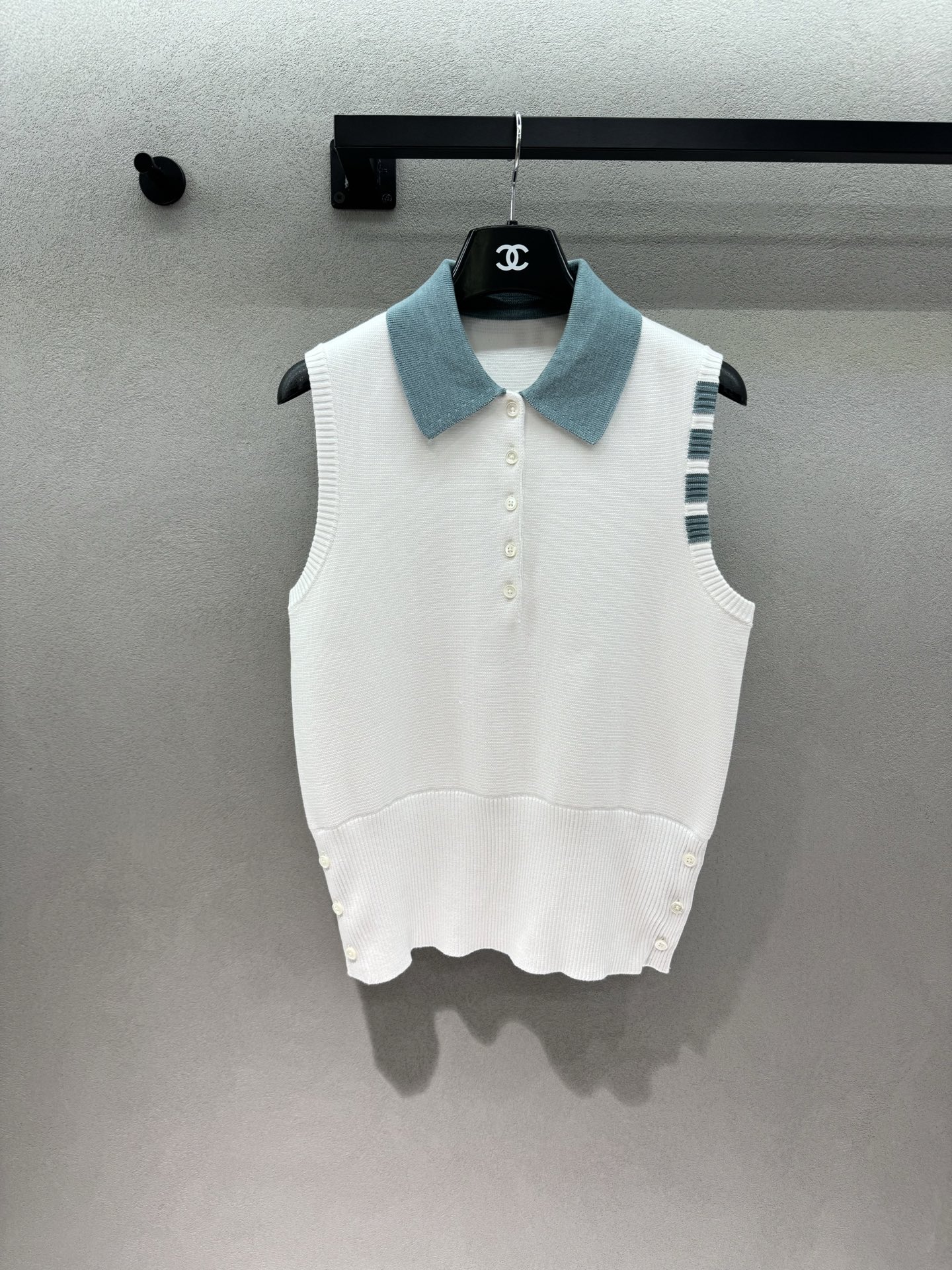 NO:802980,2026 Spring&Summer!  TB lapel Polo sleeveless knit, suitable for ceiling-mounted inner wear in spring and summer, high-count fine knitted fabric, skin-friendly and breathable, not sweaty in summer, contrasting color design, simple and advanced, versatile for all inner wear and bottoms, can be worn alone or layered, one piece unlocks N types of styles, you will always lack a versatile vest like this in your wardrobe!  Three yards!  ,,198609092026 Spring&Summer ！TB翻领Polo无袖针织, 春夏内搭天花板,高支细针织面料, 亲肤透气,夏天穿不闷汗, 撞色设计简约高级,百搭所有内搭和下装, 可单穿可叠穿,一件解锁N种风格, 衣柜里永远缺一件这样的百搭马甲！ 三码！,,,Women's clothing