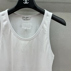  2026 Spring&Summer !chan*el,圆领无袖背心,面料为柔软的白色针织棉,整体设  2026 Spring&Summer !chan*el,圆领无袖背心,面料为柔软的白色针织棉,整体设