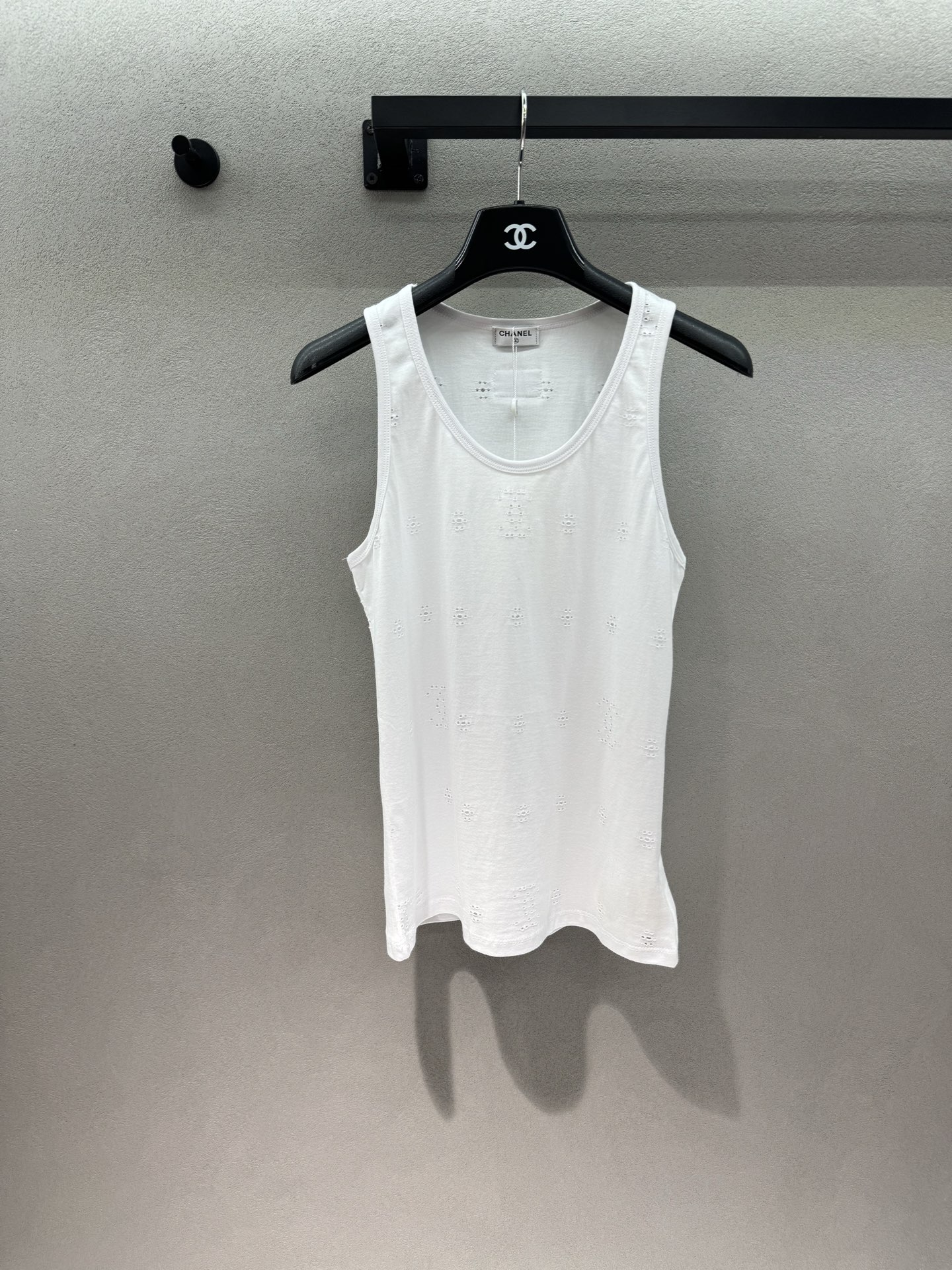 NO:804703,2026 Spring&Summer!  chan*el, round neck sleeveless vest, made of soft white knitted cotton, with a simple overall design. The body is covered with invisible double C logo hot diamond decoration, and the details show a luxurious texture. The white background is clean and high-end, and the hot diamond design adds sophistication. It can be worn as a layered layer or worn alone to create a casual yet stylish look. The sexy password of hot girls in summer is this white vest with its own highlights ~ size three!  ,,chanel,198609092026 Spring&Summer ！chan*el,圆领无袖背心, 面料为柔软的白色针织棉,整体设计简约, 衣身布满了隐形的双C logo烫钻装饰, 细节处尽显奢华质感. 白色底色干净高级,烫钻设计增加了精致度,既可以作为内搭叠穿, 也可以单穿打造随性又不失格调的造型, 夏日辣妹的性感密码, 就是这件自带高光的白背心～ 三码！,,chanel,,Women's clothing