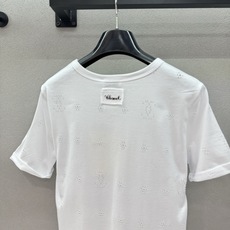 2026 Spring&Summer !chan*el,圆领T恤,面料为柔软的白色针织棉,整体设计简约, 2026 Spring&Summer !chan*el,圆领T恤,面料为柔软的白色针织棉,整体设计简约,