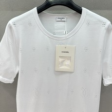 2026 Spring&Summer !chan*el,圆领T恤,面料为柔软的白色针织棉,整体设计简约, 2026 Spring&Summer !chan*el,圆领T恤,面料为柔软的白色针织棉,整体设计简约,