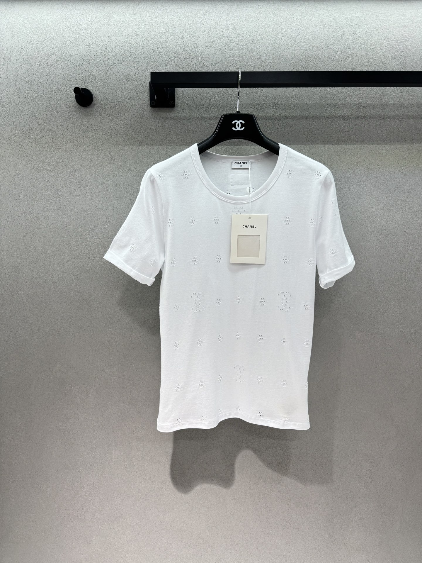 NO:804697,2026 Spring&Summer!  chan*el, round neck T-shirt, made of soft white knitted cotton, with a simple overall design. The body is covered with invisible double C logo hot diamond decoration, and the details show a luxurious texture. The white background is clean and high-end, and the hot diamond design adds sophistication. It can be worn as a layered layer or worn alone to create a casual yet stylish look. The sexy password of hot girls in summer is this white vest with its own highlights ~ size three!  ,,chanel,tees,t-shirt,198609092026 Spring&Summer ！chan*el,圆领T恤, 面料为柔软的白色针织棉,整体设计简约, 衣身布满了隐形的双C logo烫钻装饰, 细节处尽显奢华质感. 白色底色干净高级,烫钻设计增加了精致度,既可以作为内搭叠穿, 也可以单穿打造随性又不失格调的造型, 夏日辣妹的性感密码, 就是这件自带高光的白背心～ 三码！,,chanel,tees，t-shirt,,Women's clothing