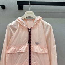  2026 Spring&Summer !Prad*,樱花粉防晒衣,春日元气战袍非它莫属,经典的再生尼  2026 Spring&Summer !Prad*,樱花粉防晒衣,春日元气战袍非它莫属,经典的再生尼