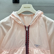 2026 Spring&Summer !Prad*,樱花粉防晒衣,春日元气战袍非它莫属,经典的再生尼  2026 Spring&Summer !Prad*,樱花粉防晒衣,春日元气战袍非它莫属,经典的再生尼