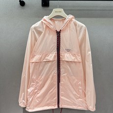  2026 Spring&Summer !Prad*,樱花粉防晒衣,春日元气战袍非它莫属,经典的再生尼  2026 Spring&Summer !Prad*,樱花粉防晒衣,春日元气战袍非它莫属,经典的再生尼