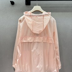  2026 Spring&Summer !Prad*,樱花粉防晒衣,春日元气战袍非它莫属,经典的再生尼  2026 Spring&Summer !Prad*,樱花粉防晒衣,春日元气战袍非它莫属,经典的再生尼