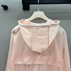  2026 Spring&Summer !Prad*,樱花粉防晒衣,春日元气战袍非它莫属,经典的再生尼  2026 Spring&Summer !Prad*,樱花粉防晒衣,春日元气战袍非它莫属,经典的再生尼