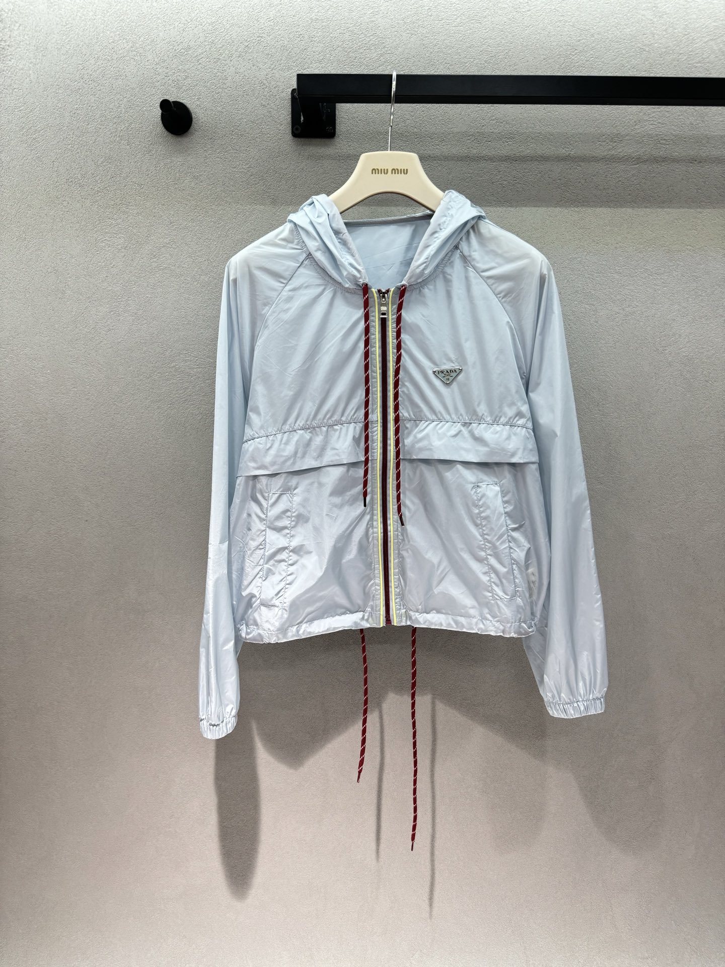 NO:804685,2026 Spring&Summer!  Prada ice blue sun protection jacket, cherry blossom ice blue with its own cool feeling, is really suitable for spring. It is made of classic regenerated nylon material, light and breathable. It has a 'walking ice cream' feeling when worn on the body, sweet but not greasy. The classic triangle logo on the body, paired with red, white and blue drawstrings, and the retro and playful color scheme instantly increase the fashionability of the entire dress ~ Three yards!  ,,prada,jackets & coats,198609092026 Spring&Summer ！Prada冰蓝色防晒外套, 自带清冷感的樱花冰蓝,真的太适合春天了 经典的再生尼龙材质,轻薄透气, 穿在身上有一种“行走的冰淇淋”既视感, 甜而不腻. 衣身经典的三角徽标,搭配红白蓝抽绳, 复古又俏皮的配色, 瞬间拉高了整件衣服的时髦度～ 三码！,,prada,jackets & coats,,Women's clothing