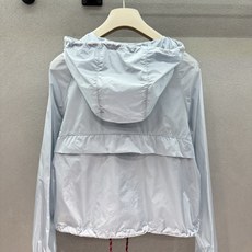  2026 Spring&Summer !Prada冰蓝色防晒外套,自带清冷感的樱花冰蓝,真的太适合春  2026 Spring&Summer !Prada冰蓝色防晒外套,自带清冷感的樱花冰蓝,真的太适合春