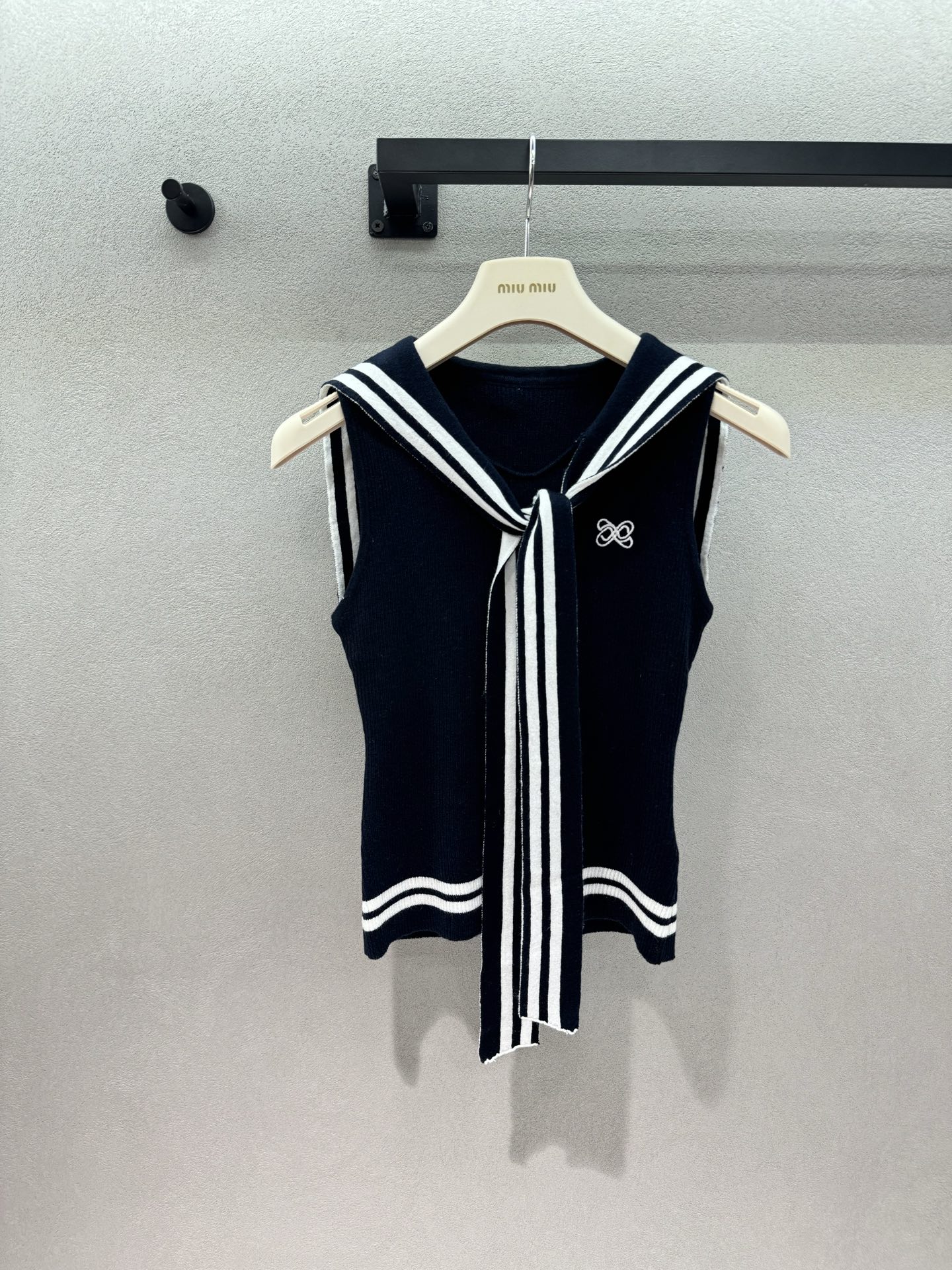 NO:804684,2026 Spring&Summer!  Ann's navy collar sleeveless knit, slim knitted version, perfectly outlines the waistline, hides the flesh and makes you look slimmer, and at the same time, brings a pure sense of 'pure desire'. The navy blue background color is super white, and the navy collar design modifies the shoulder and neck lines, making the whole person gentle and delicate~ Three sizes!  ,,198609092026 Spring&Summer ！Ann海军领无袖针织, 修身针织版型,完美勾勒腰线, 藏肉显瘦的同时,纯纯的“纯欲感”扑面而来. 藏青色底色超级显白, 海军领设计修饰肩颈线条, 整个人都变得温柔又精致～ 三码！,,,Women's clothing