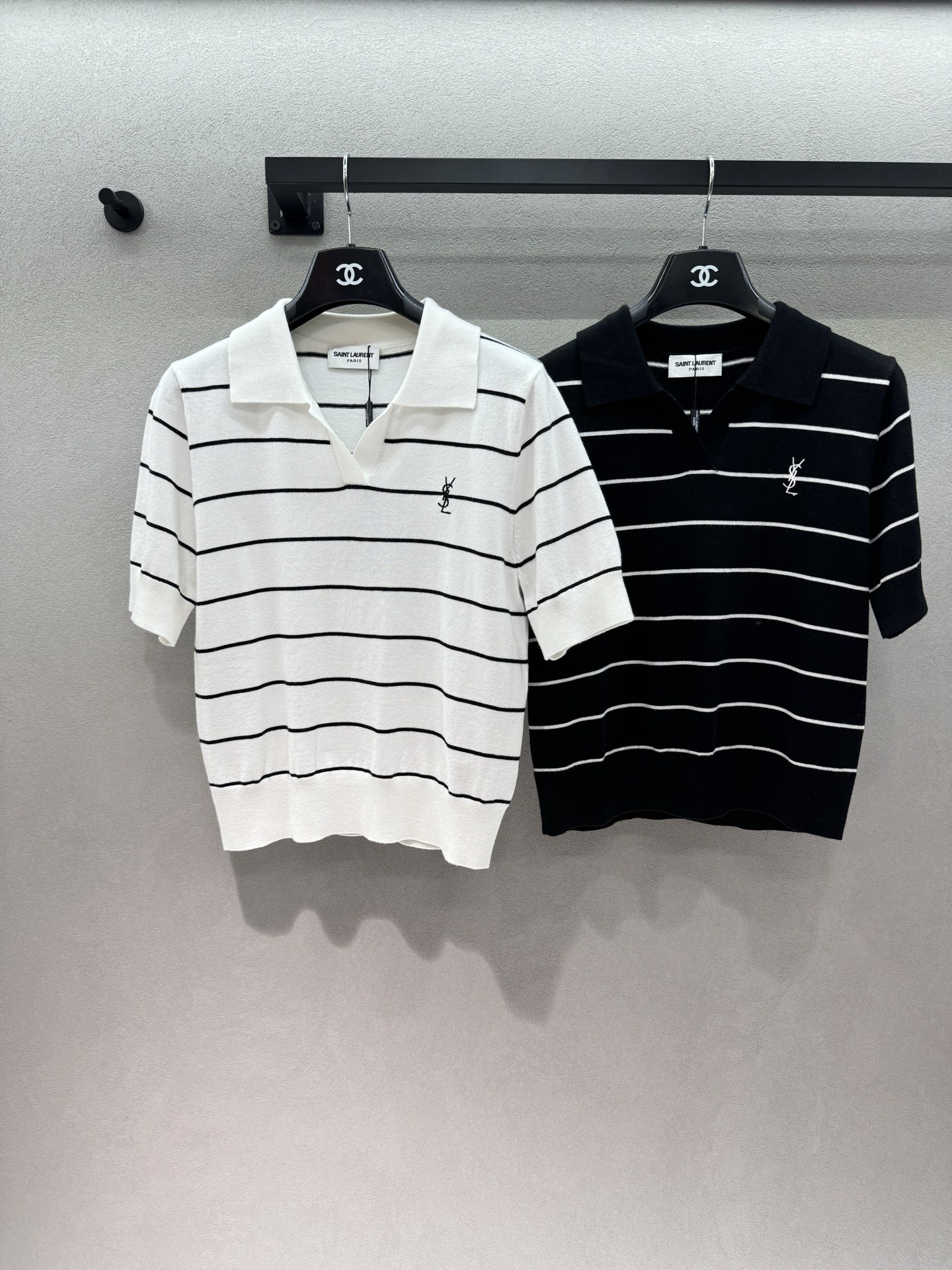 NO:804682,2026 Spring&Summer!  YSL's black and white striped Polo is so amazing. It's perfect for commuting in the workplace. This YSL striped shirt is perfect!  The classic black and white color scheme will never go out of style. The yellow-skinned sisters can just close their eyes and look white!  It has a cool and gentle temperament of a wealthy daughter. The V-neck slit design perfectly modifies the shoulder and neck lines, and the slim knitted version makes it slim but not tight. Whether you are commuting to work or shopping on the weekend, you can easily achieve a high-end look~ Two colors, three sizes!  A true 'evergreen in the wardrobe', just wear a pair of jeans to create a casual French lazy style.,,saint laurent,jeans,198609092026 Spring&Summer ！YSL黑白条纹Polo太绝了, 职场通勤的满分穿搭, 被这件YSL条纹衫拿捏了！ 经典的黑白配色,永不过时, 黄皮姐妹直接闭眼冲,巨显白！ 自带一种清冷又温柔的富家千金气质. V领小开衩设计完美修饰肩颈线条, 修身针织版型显瘦不紧绷, 无论是上班通勤还是周末逛街, 都能轻松拿捏高级感～ 两色,三码！ 真正的“衣橱常青树”, 随便搭条牛仔裤就是随性的法式慵懒风.,,saint laurent,jeans,,Women's clothing