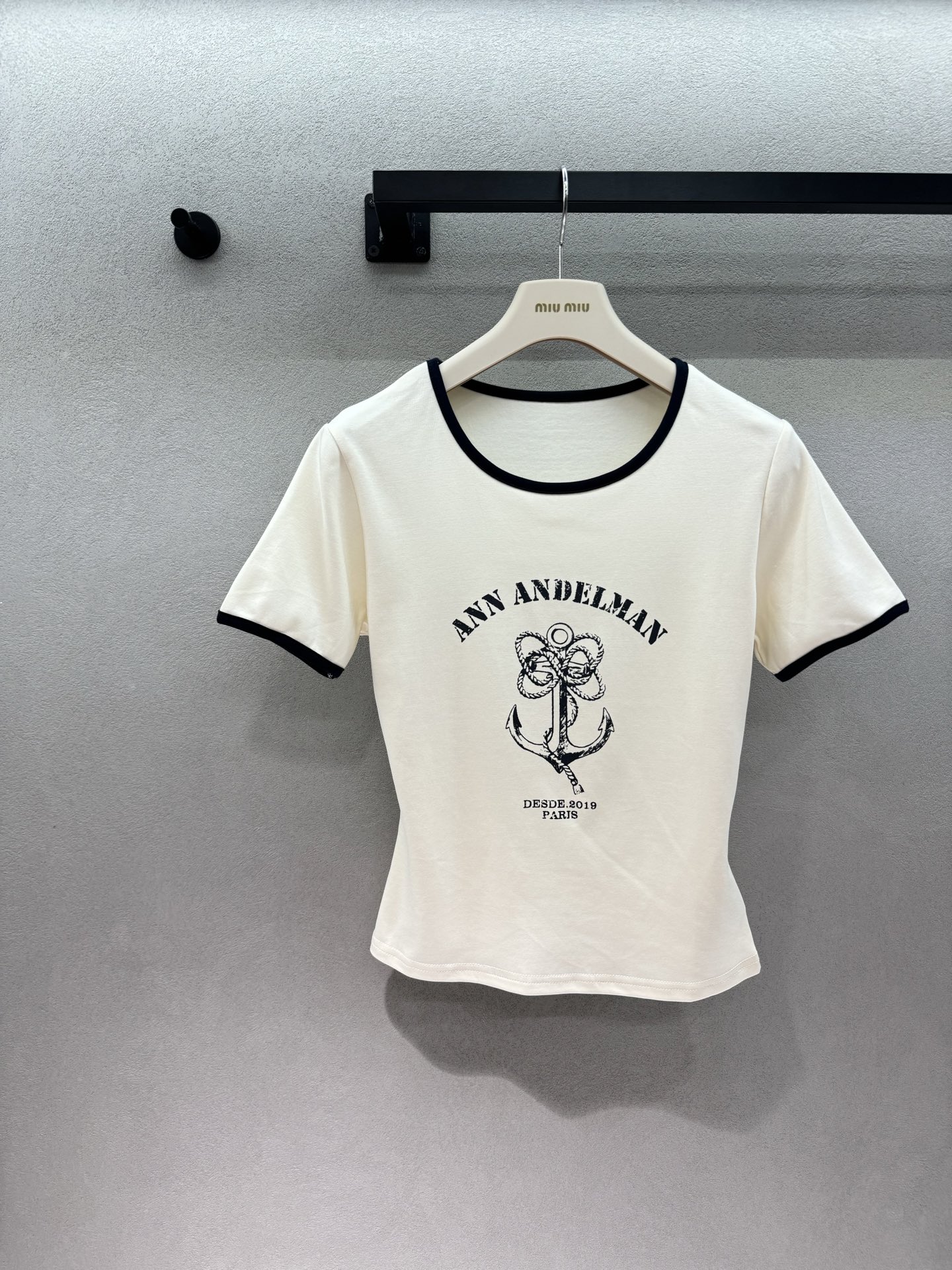 NO:804678,2026 Spring&Summer Ann, nautical T-shirt, classic contrasting hemming design, simple and clean from a distance, full of retro details when viewed up close. The nautical anchor element brings a cool and gentle sense of relaxation. High-elastic cotton fabric, soft and skin-friendly, and slimming. The slim and not tight version perfectly modifies the body proportions. A casual photo will give you the look of a Korean pictorial, and a pair of light-colored jeans will be perfect for daily wear.  A true must-have item in your wardrobe, who looks good in it~ Three sizes!  ,,jeans,tees,t-shirt,198609092026 Spring&Summer Ann,航海T恤, 经典的撞色包边设计,远看简约干净, 近看全是复古细节. 航海风的船锚元素, 自带一种清冷又温柔的松弛感 高弹力棉面料,软糯亲肤还显瘦, 修身不紧绷的版型,完美修饰身材比例. 随手一拍就是韩系画报既视感, 随便搭条浅色牛仔裤就是日常满分穿搭. 真正的衣橱刚需单品,谁穿谁好看～ 三码！,,jeans,tees，t-shirt,,Women's clothing