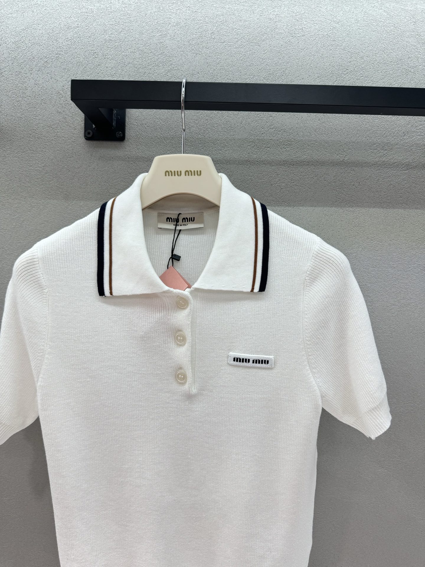  2026 Spring&Summer !MiuMi*,Polo针织衫,职场通勤的满分穿搭,被这件Po  2026 Spring&Summer !MiuMi*,Polo针织衫,职场通勤的满分穿搭,被这件Po