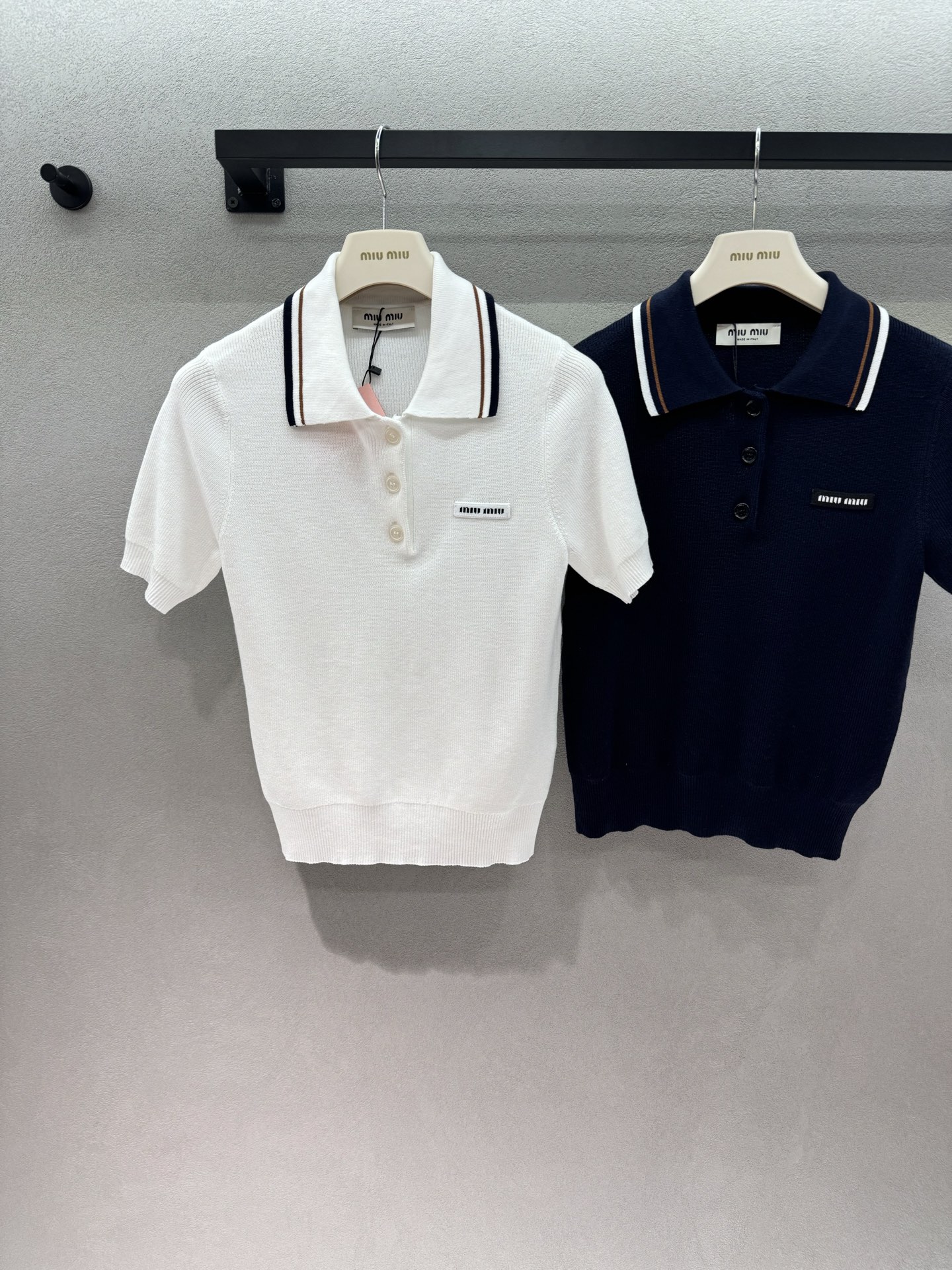 NO:804676,2026 Spring&Summer!  MiuMi*, Polo sweater, a perfect outfit for work commuting, this Polo shirt is perfect!  The classic navy blue color scheme never goes out of style and has a cool and gentle sense of elegance. The simple Polo design is elegant yet capable. The knitted fabric is soft and skin-friendly, breathable and not stuffy in summer. Whether you are commuting to work or dating on the weekend, just wear a pair of suit pants and you will feel like an 'elegant boss lady'~ Two colors, three sizes!  ,,miumiu,business suit,198609092026 Spring&Summer ！MiuMi*,Polo针织衫, 职场通勤的满分穿搭,被这件Polo衫拿捏了！ 经典的藏蓝配色,永不过时, 自带一种清冷又温柔的贵气感. 简约的Polo设计,优雅中不失干练, 针织面料柔软亲肤,夏天穿透气不闷热. 无论是上班通勤还是周末约会, 随便搭一条西装裤就是“优雅老板娘”既视感～ 两色,三码！,,miumiu,business suit,,Women's clothing