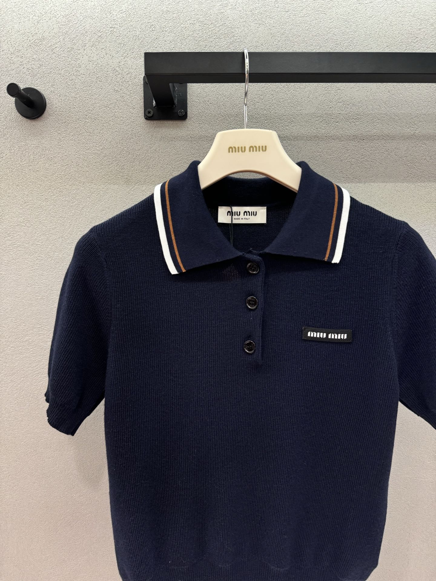  2026 Spring&Summer !MiuMi*,Polo针织衫,职场通勤的满分穿搭,被这件Po  2026 Spring&Summer !MiuMi*,Polo针织衫,职场通勤的满分穿搭,被这件Po