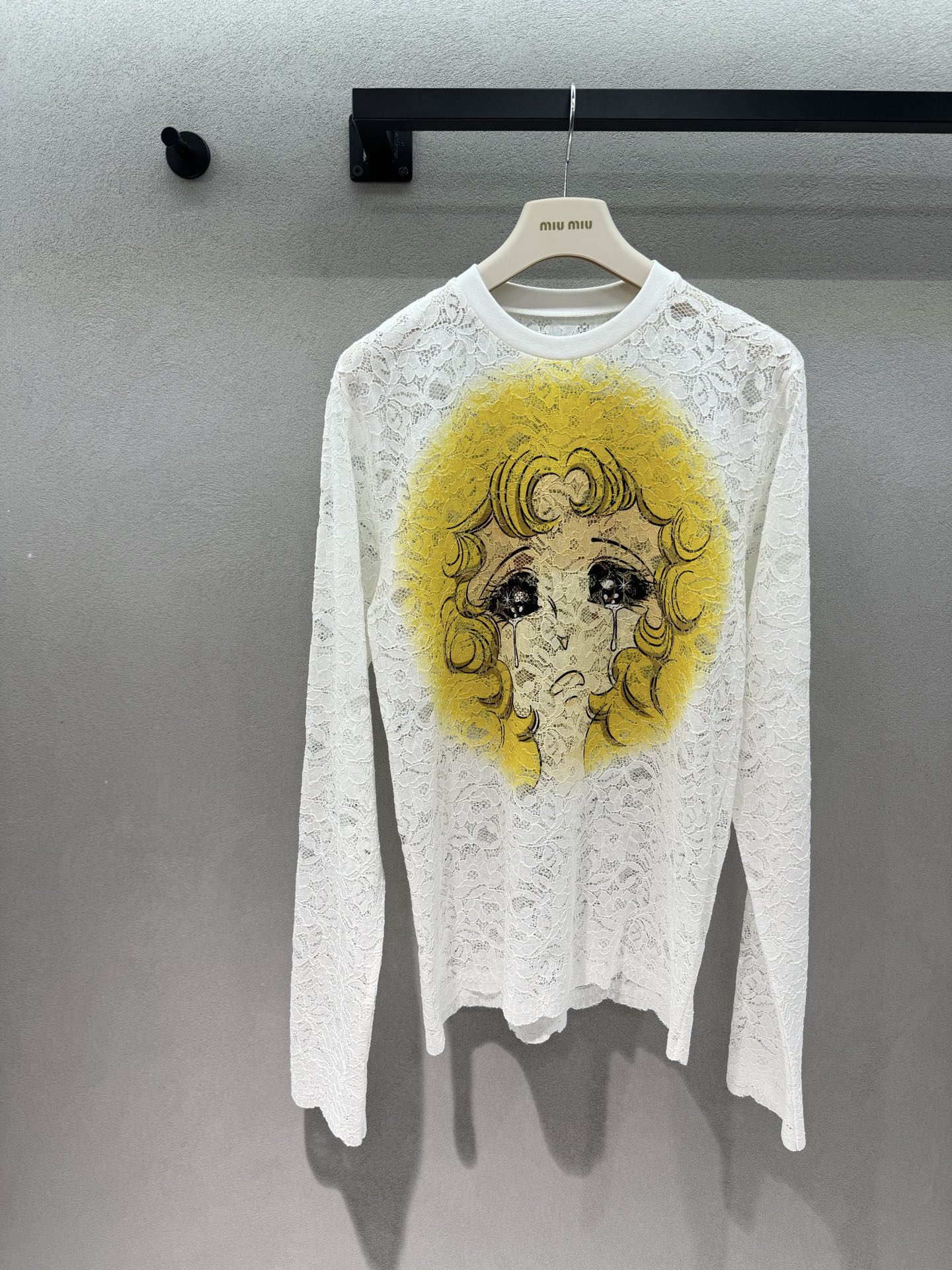 NO:804672,2026 Spring&Summer Push But*on, Comic Face Lace T Who knows the artistic sense of this dress!  !  White hollow lace + yellow comic tear girl, directly welding the 'fragmentation' to the body. The whole body lace see-through design, with its own sexy filter, the looming skin feeling, perfectly outlines the body lines. The printed pattern on the chest is the finishing touch, with a touch of 'world-weary beauty', wearing it will make you look like an art department senior who is at the forefront of fashion~ Size 3!  ,,198609092026 Spring&Summer  Push But*on, 漫画脸蕾丝T 谁懂这件衣服的艺术感！！ 白色镂空蕾丝 + 黄色漫画眼泪女孩, 直接把“破碎感”焊在身上 全身的蕾丝透视设计,自带性感滤镜, 若隐若现的肌肤感,完美勾勒身材线条. 胸前的印花图案更是点睛之笔, 带着一丝“厌世美”, 穿上就是走在时尚尖端的艺术系学姐～ 三码！,,,Women's clothing