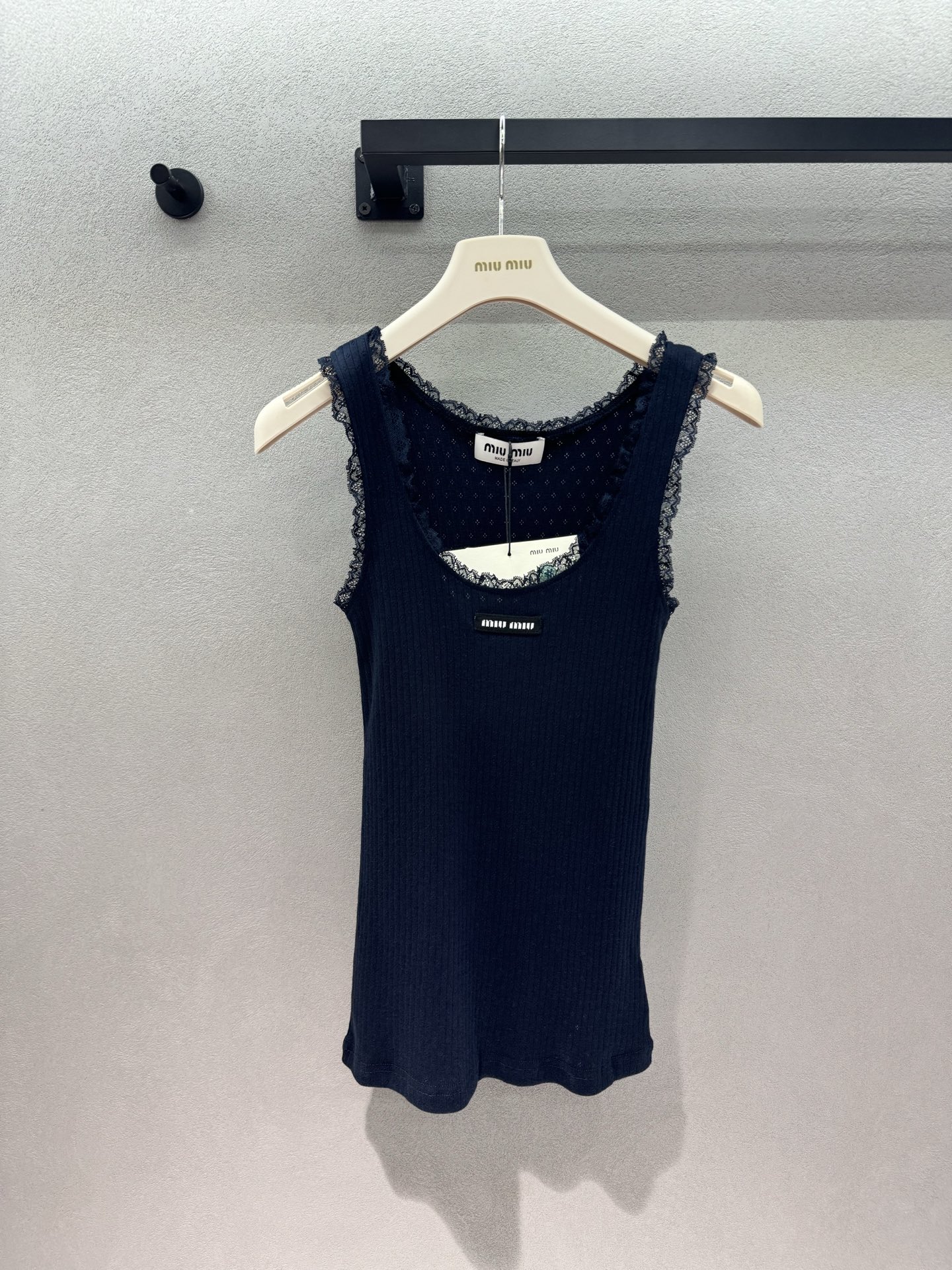 NO:805554,2026 Spring&Summer!  Miu's three-piece suit understands sweet girls too well!  !  The combination of lace + ribbed fabric directly welds the cool and rich feeling to the body. Wearing a vest alone will make you look like an American campus hottie. Pair it with short sleeves and you will become a good girl in seconds. You can unlock N ways to wear it in one set!  The elastic fabric hides the flesh, and the small waist and abdomen are directly invisible. It is suitable for dating, going to class, and going out on the street. Lazy sisters can just close their eyes and rush~ Two colors, three sizes!  Vest details,,miumiu,T-shirt,198609092026 Spring&Summer ！ Miu三件套也太懂甜妹了吧！！ 蕾丝花边+罗纹面料的组合, 直接把清冷富家千金感焊在身上 单穿背心是美式校园辣妹, 搭短袖秒变乖乖女,一套解锁N种穿法！ 弹力面料超藏肉,腰腹小肉肉直接隐形, 约会、上课、出街穿都合适, 懒人姐妹直接闭眼冲～ 两色,三码！背心细节,,miumiu,T-shirt,,Women's clothing