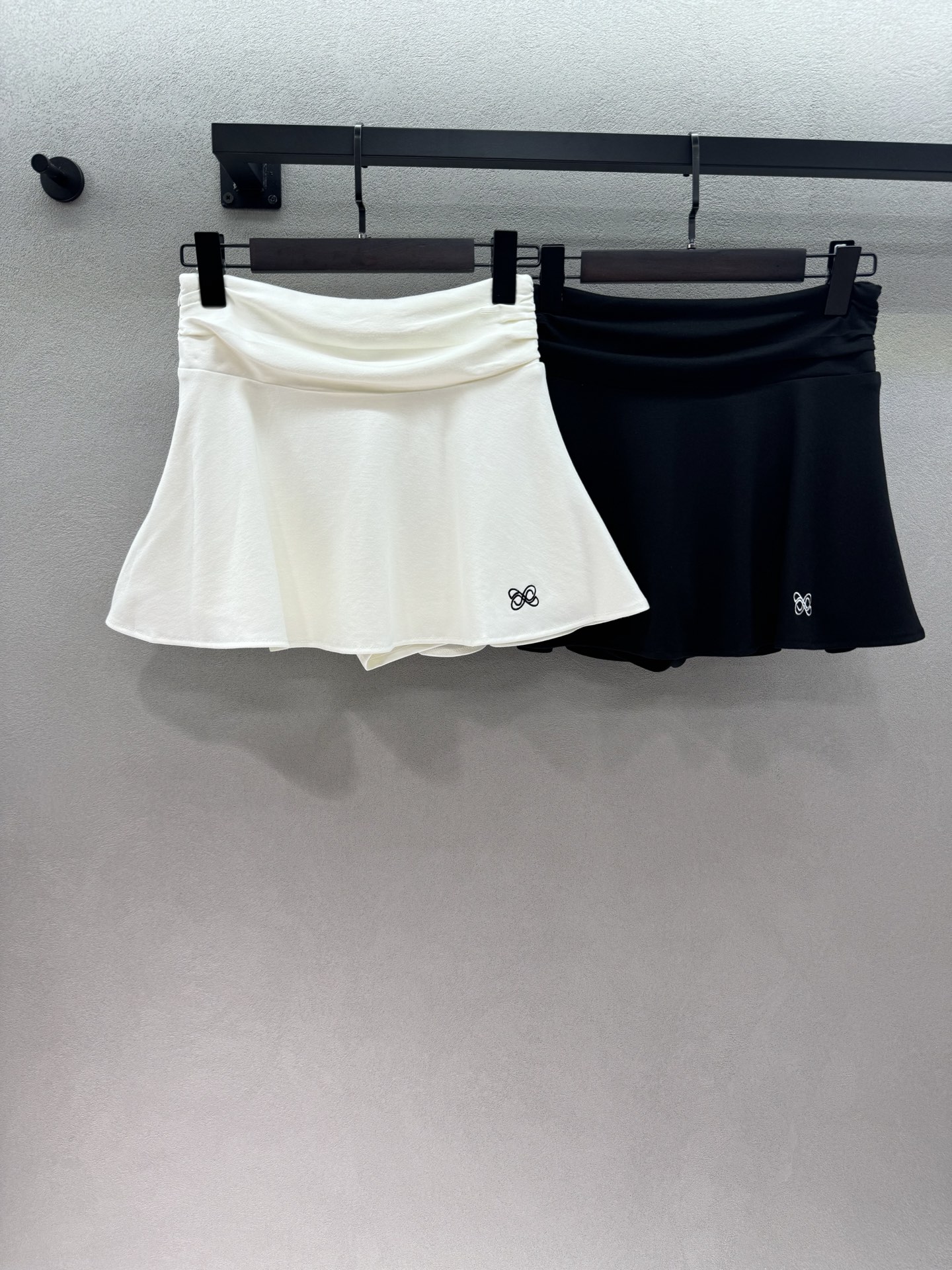 NO:806671,2026 Spring&Summer!  Ann's high-waisted cuffed waistband skirt is soft and lusty in white, cool and sexy in black. It goes well with short T-shirts, hot girl tops, and sports vests. It comes with safety pants, so it's not awkward to wear for daily, sports, or dating. The soft stretch fabric has a cool feeling, so you don't feel sweaty when wearing it in summer. The drape is just right, and it won't cling to your legs and look bloated~ Two colors, three sizes!  ,,skirts,198609092026 Spring&Summer  ！Ann高腰翻边腰头半裙, 白温柔纯欲,黑款酷飒拽姐, 搭短T、辣妹上衣、运动背心都巨适配, 自带安全裤设计, 日常、运动、约会穿都不尴尬, 自带凉感的软弹面料,夏天穿不闷汗, 垂坠感刚好,不会贴腿显臃肿～ 两色,三码！,,skirts,,Women's clothing