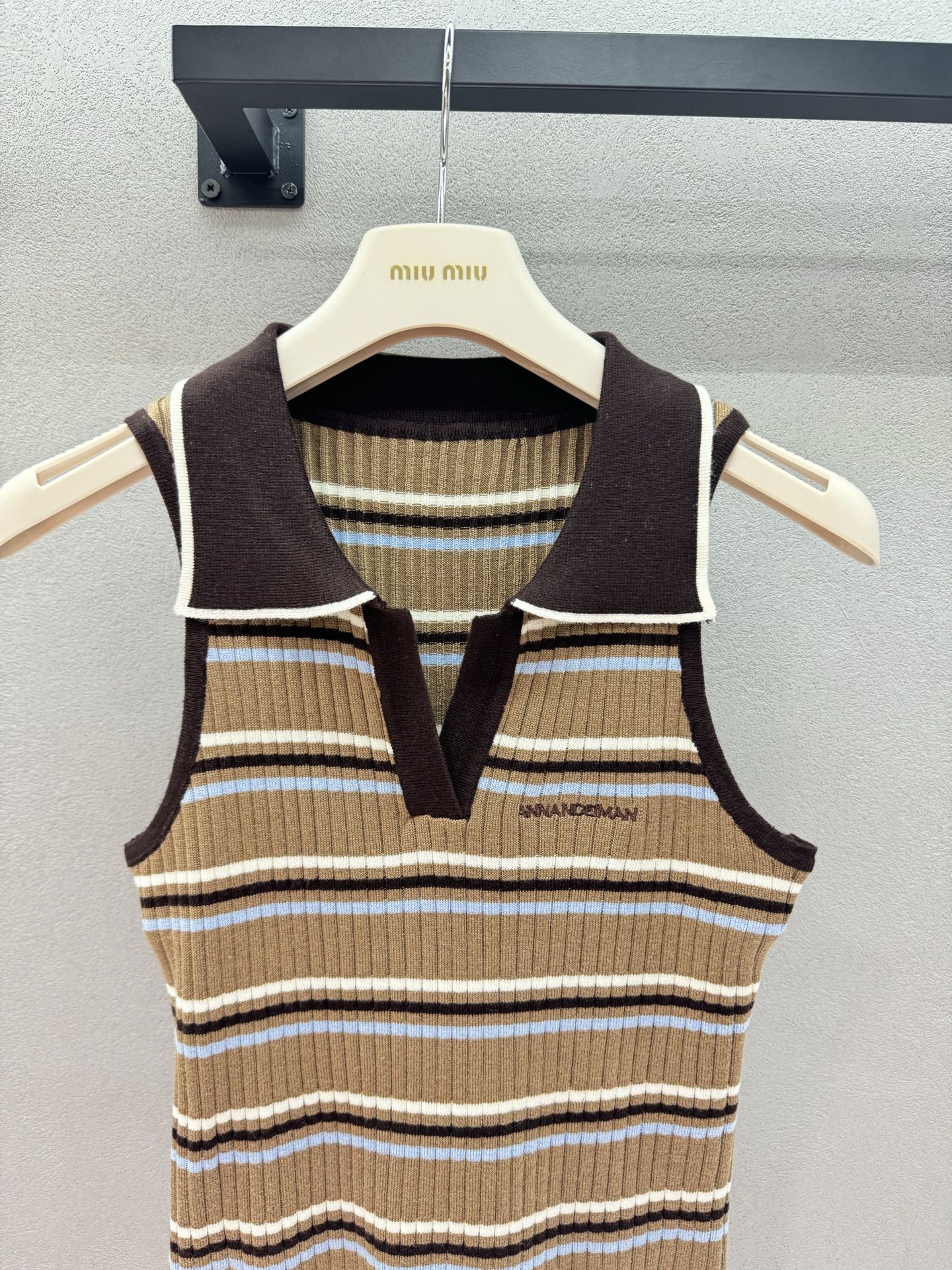  2026 Spring&Summer !Ann撞色V领Polo,polo翻领+撞色条纹的组合,复古又  2026 Spring&Summer !Ann撞色V领Polo,polo翻领+撞色条纹的组合,复古又