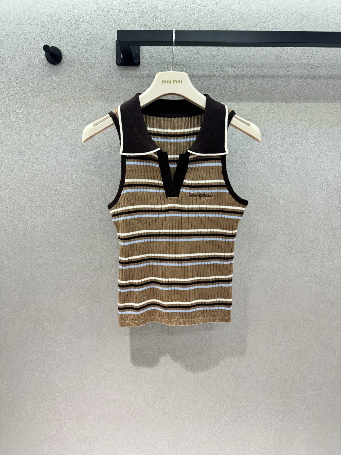 NO:805556,2026 Spring&Summer!  Ann's contrasting color V-neck Polo, the combination of polo lapels + contrasting stripes, is retro and energetic, and comes with a college filter. The deep V small lapels are very flattering, and the ribbed fabric hides a lot of flesh. The waist and abdomen lines are directly modified cleanly. The brown background color is matched with blue, white and black stripes, retro and white, perfect for going out, dating, and wearing ~ Three sizes!  ,,198609092026 Spring&Summer ！Ann撞色V领Polo, polo翻领+撞色条纹的组合,复古又元气, 自带学院滤镜 深V小翻领超显脸小,罗纹面料巨藏肉, 腰腹线条直接被修饰得干干净净, 咖棕底色搭配蓝白黑条纹,复古又显白, 出街、约会、穿都超合适～ 三码！,,,Women's clothing