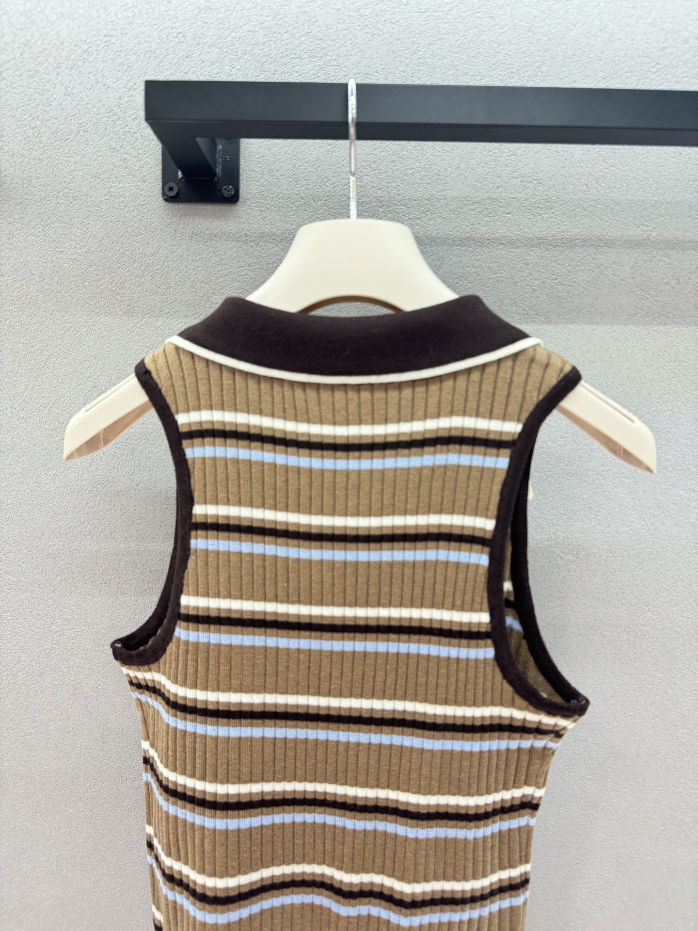  2026 Spring&Summer !Ann撞色V领Polo,polo翻领+撞色条纹的组合,复古又  2026 Spring&Summer !Ann撞色V领Polo,polo翻领+撞色条纹的组合,复古又