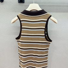  2026 Spring&Summer !Ann撞色V领Polo,polo翻领+撞色条纹的组合,复古又  2026 Spring&Summer !Ann撞色V领Polo,polo翻领+撞色条纹的组合,复古又