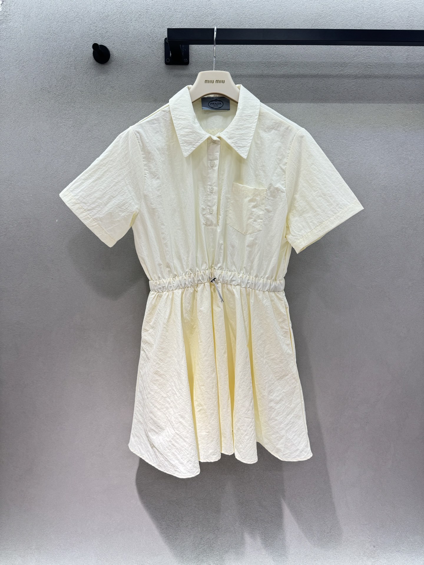 NO:805550,2026 Spring&Summer!  PradaPolo waist dress, simple shirt lapel + drawstring waist, has a cool and high-end feel, not picky at all, the slight A-line skirt hides a lot of flesh, and has a relaxed atmosphere when walking. Paired with loafers and a baseball cap, it is the low-key and noble style of a wealthy daughter. The fabric is light and breathable, and it is not stuffy at all in summer. It is comfortable and textured for daily wear ~ Three sizes!  ,,prada,loafers,skirts,shirts,hats,198609092026 Spring&Summer ！PradaPolo收腰连衣裙, 简约的衬衫翻领+抽绳收腰, 自带清冷高级感,完全不挑身材, 微A字裙摆巨藏肉,行走间自带松弛氛围感, 搭配乐福鞋+棒球帽, 就是那种低调又显贵的富家千金风, 面料轻薄透气,夏天穿也完全不闷热, 日常穿舒适又有质感～ 三码！,,prada,loafers,skirts,shirts,hats,,Women's clothing