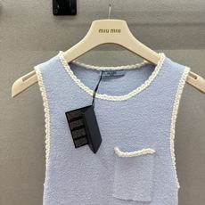  2026 Spring&Summer !prad*,淡蓝色针织背心,奶fufu的浅蓝色+米白钩花包边  2026 Spring&Summer !prad*,淡蓝色针织背心,奶fufu的浅蓝色+米白钩花包边
