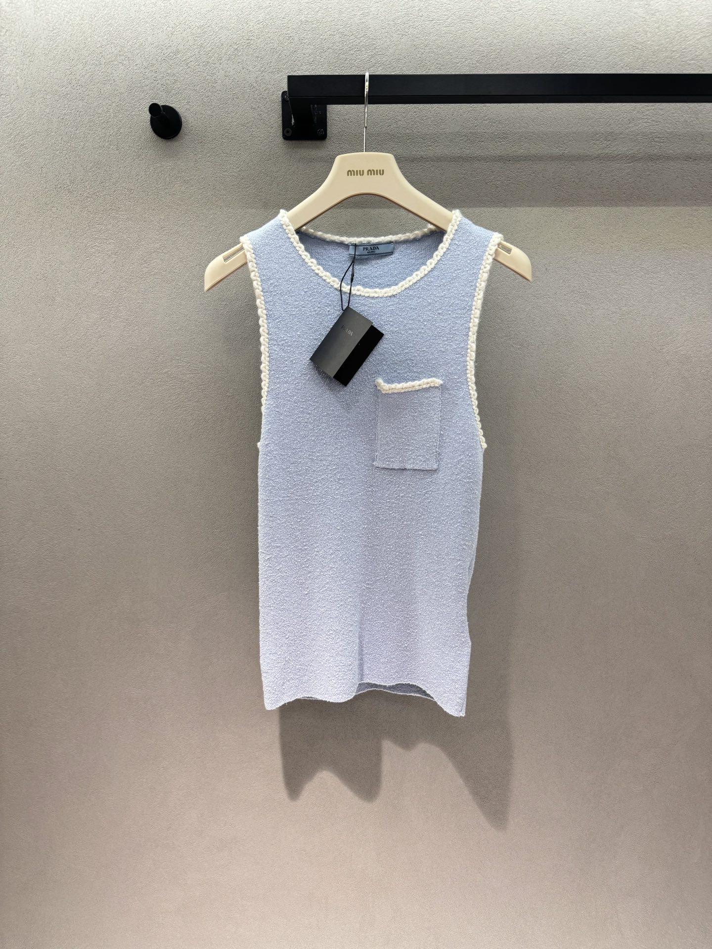 NO:805544,2026 Spring&Summer prad*, light blue knitted vest, creamy light blue + off-white crocheted edges, comes with a gentle filter, you will feel like walking in the white moonlight when you put it on, the textured fabric is soft, super comfortable to wear next to you, it has a slight waist tightening effect, and the waist and abdomen line will be straightened out. Wearing it alone with denim shorts will look like a sweet girl. Paired with a white shirt, you will instantly become a cool school girl, and you will feel the summer atmosphere~ Three sizes!  ,,prada,shorts,shirts,198609092026 Spring&Summer prad*,淡蓝色针织背心, 奶fufu的浅蓝色+米白钩花包边, 自带温柔滤镜,穿上就是行走的白月光, 肌理面料软乎乎的,贴身穿超舒服, 自带微收腰效果,腰腹线条直接拉满, 单穿配牛仔短裤是元气甜妹, 搭白衬衫秒变清冷学姐, 夏日氛围感直接拉满～ 三码！,,prada,shorts,shirts,,Women's clothing