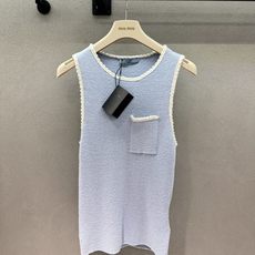  2026 Spring&Summer !prad*,淡蓝色针织背心,奶fufu的浅蓝色+米白钩花包边  2026 Spring&Summer !prad*,淡蓝色针织背心,奶fufu的浅蓝色+米白钩花包边