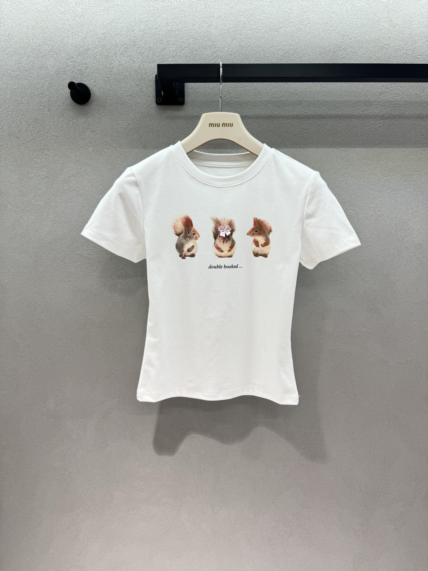 NO:805541,2026 Spring&Summer!  Markgong little squirrel white T-shirt, three soft little squirrels are printed, the middle one is wearing a pink bow, it is so cute, the slim and short version is super slimming, paired with high-waisted jeans, it will become three or seven points in an instant, the waist and abdomen line will be straightened out, the fabric is soft and fufu, super comfortable to wear next to the body, and the white T-shirt will not be see-through. Wear it alone, you will be a sweet girl, and you will feel full of vitality in summer~ Three sizes!  ,,jeans,198609092026 Spring&Summer ！Markgong小松鼠白T, 三只软乎乎的小松鼠印花, 中间那只还戴着粉色蝴蝶结,可爱到犯规, 修身短款版型超显身材, 搭配高腰牛仔裤秒变三七分, 腰腹线条直接拉满, 面料软fufu的,贴身穿超舒服,白T也不会透, 单穿是元气甜妹,夏日元气感直接拉满～ 三码！,,jeans,,Women's clothing
