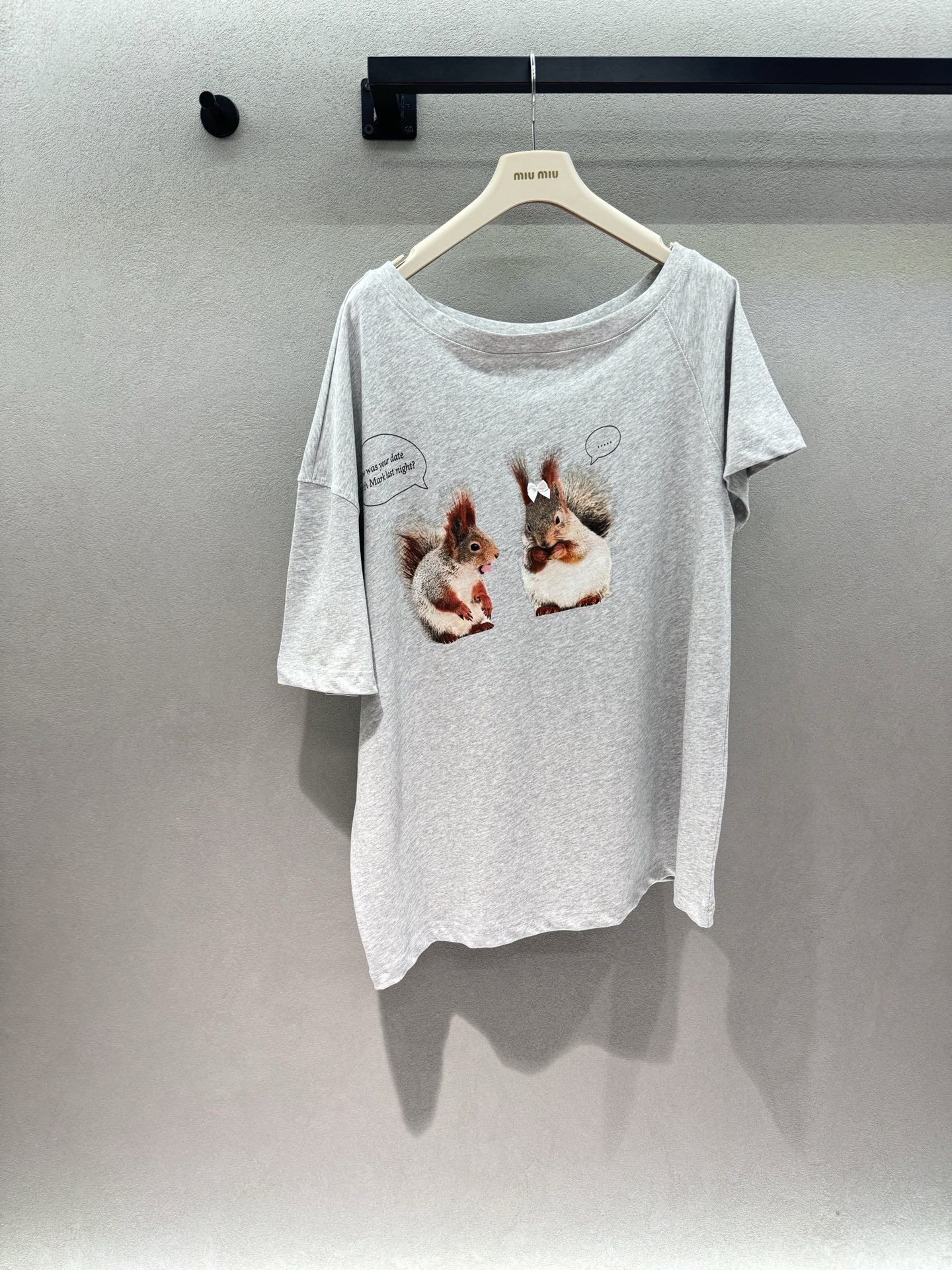 NO:805535,2026 Spring&Summer!  Markgong little squirrel one-shoulder T-shirt, two little squirrels are printed, one is wearing a pink bow, it is so cute, the loose fit is not flattering on the figure, the fabric is soft and fufu, wearing it alone will make you a sweet girl, and you will feel full of vitality in summer~ Three sizes!  ,,tees,t-shirt,198609092026 Spring&Summer ！Markgong小松鼠一字肩T恤, 两只小松鼠印花, 一只戴着粉色蝴蝶结,可爱到犯规, 宽松版型不挑身材, 面料软fufu的,单穿是元气甜妹, 夏日元气感直接拉满～ 三码！,,tees，t-shirt,,Women's clothing