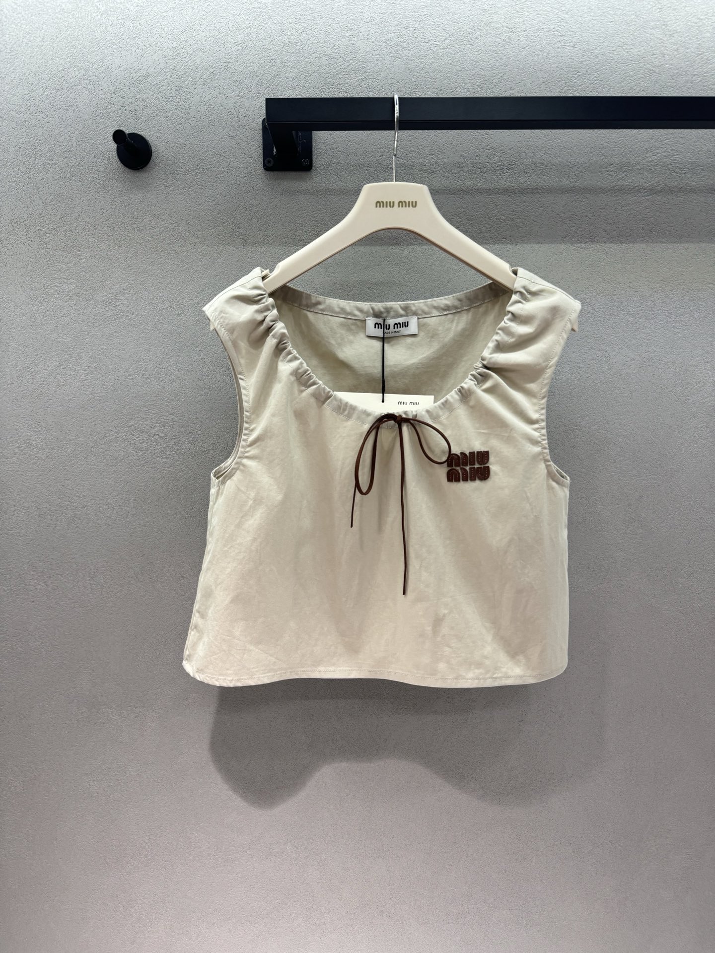 NO:805520,2026 Spring&Summer MiuMi*, apricot four-piece set, vest + dress + short skirt + trousers, gentle apricot breasts + delicate bow, perfectly captures the sweet girl and high-end sense. The fabric is soft and stylish, the silhouette hides the flesh and makes you look slimmer, vest/dress/short skirt, you can match it up however you want. Lazy people can just go out with one set, no need to worry about matching, easy to match various occasions~ Three sizes!  Vest details,,miumiu,skirts,shorts,198609092026 Spring&Summer MiuMi*,杏色四件套, 背心+连衣裙+短裙+中裤, 温柔奶杏+精致蝴蝶结, 把甜妹和高级感都拿捏得死死的 面料软而有型,版型藏肉又显瘦, 背心/连衣裙/短裤裙,想怎么搭就怎么搭, 懒人出门直接一套, 不用费心搭配,轻松拿捏各种场合～ 三码！背心细节,,miumiu,skirts,shorts,,Women's clothing