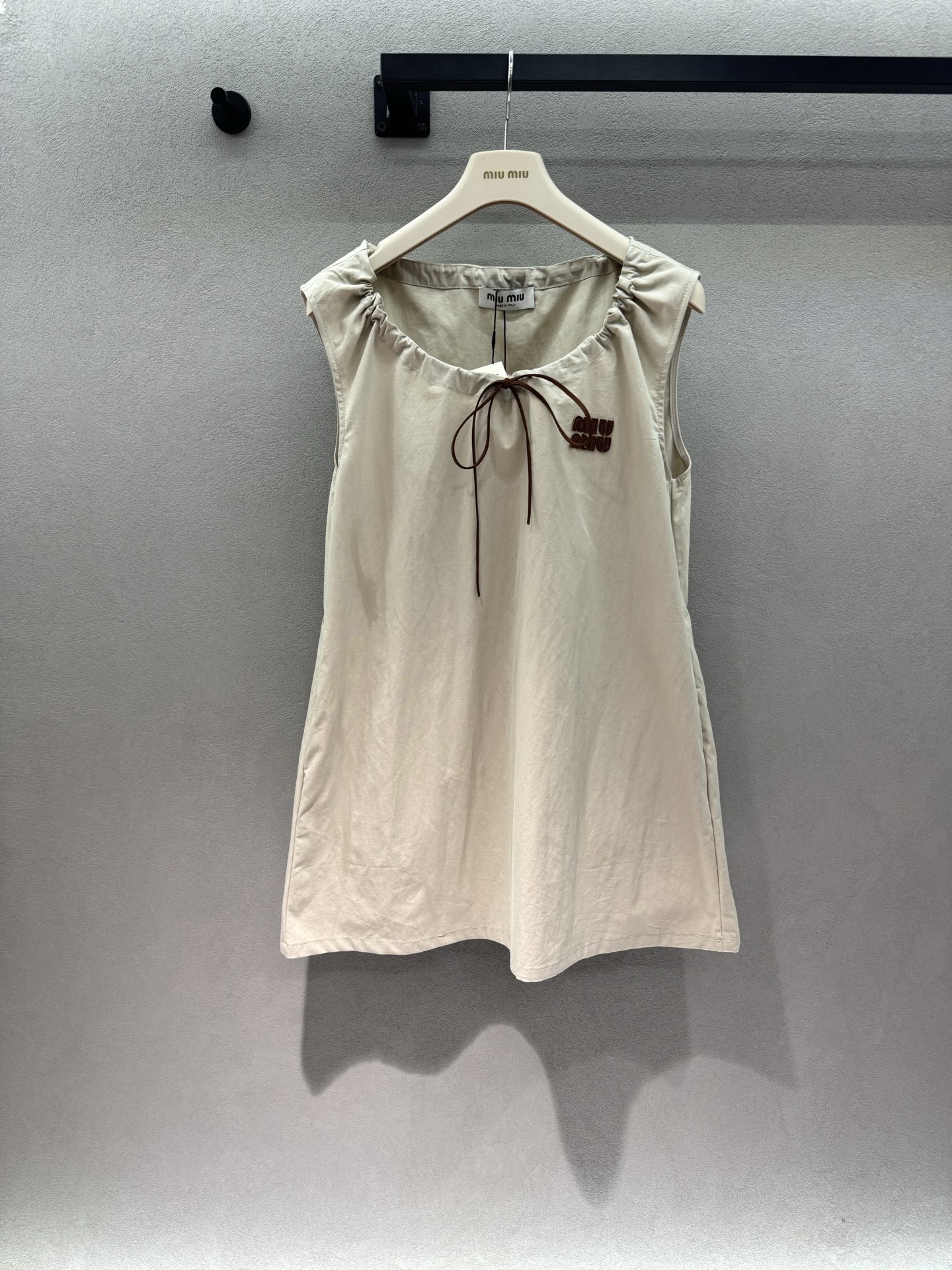 NO:805524,2026 Spring&Summer MiuMi*, apricot four-piece set, vest + dress + short skirt + trousers, gentle apricot breasts + delicate bow, perfectly captures the sweet girl and high-end sense. The fabric is soft and stylish, the silhouette hides the flesh and makes you look slimmer, vest/dress/short skirt, you can match it up however you want. Lazy people can just go out with one set, no need to worry about matching, easy to match various occasions~ Three sizes!  Dress details,,miumiu,skirts,shorts,198609092026 Spring&Summer MiuMi*,杏色四件套, 背心+连衣裙+短裙+中裤, 温柔奶杏+精致蝴蝶结, 把甜妹和高级感都拿捏得死死的 面料软而有型,版型藏肉又显瘦, 背心/连衣裙/短裤裙,想怎么搭就怎么搭, 懒人出门直接一套, 不用费心搭配,轻松拿捏各种场合～ 三码！连衣裙细节,,miumiu,skirts,shorts,,Women's clothing