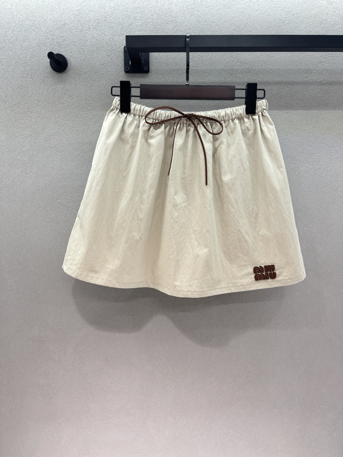 NO:805532,2026 Spring&Summer MiuMi*, apricot four-piece set, vest + dress + short skirt + trousers, gentle apricot breasts + delicate bow, perfectly captures the sweet girl and high-end sense. The fabric is soft and stylish, the silhouette hides the flesh and makes you look slimmer, vest/dress/short skirt, you can match it up however you want. Lazy people can just go out with one set, no need to worry about matching, easy to match various occasions~ Three sizes!  Skirt details,,miumiu,skirts,shorts,198609092026 Spring&Summer MiuMi*,杏色四件套, 背心+连衣裙+短裙+中裤, 温柔奶杏+精致蝴蝶结, 把甜妹和高级感都拿捏得死死的 面料软而有型,版型藏肉又显瘦, 背心/连衣裙/短裤裙,想怎么搭就怎么搭, 懒人出门直接一套, 不用费心搭配,轻松拿捏各种场合～ 三码！短裙细节,,miumiu,skirts,shorts,,Women's clothing