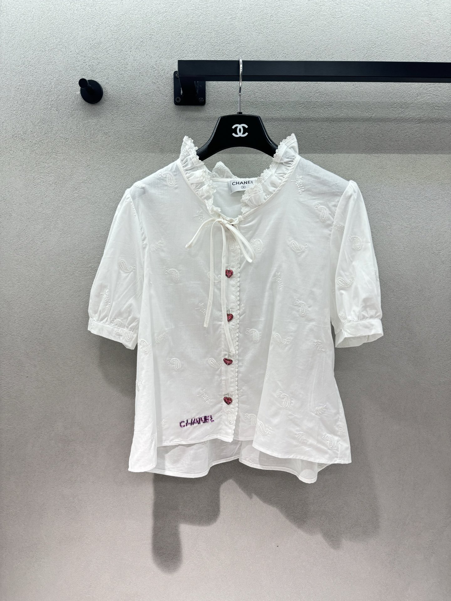 NO:806662,2026 Spring&Summer!  Chan*el White Moonlight Suit is gentle to the core. The whole set is in a clear and luminous milky white color, like wearing the tenderness of spring on the body ~ The top has a fungus-edged stand-up collar + a lace-up bow, full of exquisite embroidery + love pink buttons, the brand embroidery on the hem is carefully hidden, the puff sleeves just cover the fat, and the short version directly pulls the waistline to the highest level, the little guy is ecstatic!  The trousers have a sense of atmosphere, and the A-line swagger hides the body and makes you look slimmer. You must have a white suit like this in your spring and summer wardrobe. It is gentle and unobtrusive, clean and durable. When you put it on, you will feel relaxed and noble~ Size 3!  Actual shot of top details,,chanel,198609092026 Spring&Summer ！ Chan*el白月光套装,温柔到骨子里 一整套都是清透到发光的奶白色, 像把春日的温柔穿在了身上~ 上衣木耳边立领+系带蝴蝶结, 满幅精致刺绣+爱心粉扣, 衣摆的品牌刺绣都藏着小心机, 泡泡袖刚好遮住拜拜肉, 短款版型直接把腰线拉到最高,小个子狂喜！ 长裤自带氛围感,A字大摆摆藏肉又显瘦, 春夏衣柜里必须有一套这样的白套装, 温柔不挑人,干净又耐看, 穿上整个人都透着松弛的贵气感~ 三码！上衣细节实拍,,chanel,,Women's clothing
