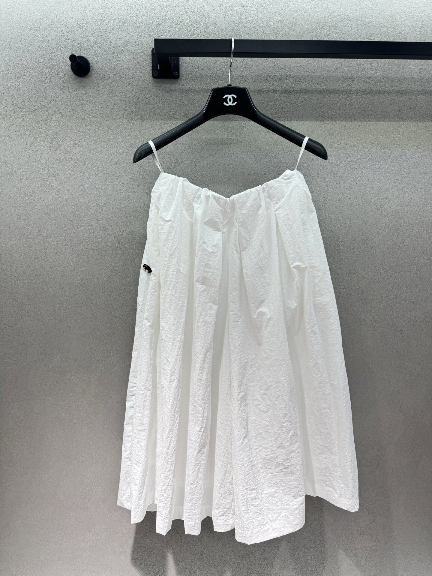 NO:806664,2026 Spring&Summer Chan*el White Moonlight Suit, gentle to the core. The whole set is in clear to luminous milky white, like wearing the gentleness of spring on the body~ The top has a fungus-edged stand-up collar + lace-up bow, full of exquisite embroidery + love pink buttons, the brand embroidery on the hem is carefully hidden, the puff sleeves just cover the bye-bye flesh, and the short version directly pulls the waistline to the highest level, the little guy is ecstatic!  The trousers have a sense of atmosphere, and the A-line swagger hides the body and makes you look slimmer. You must have a white suit like this in your spring and summer wardrobe. It is gentle and unobtrusive, clean and durable. When you put it on, you will feel relaxed and noble~ Size 3!  Real shots of wide-leg pants details,,chanel,198609092026 Spring&Summer Chan*el白月光套装,温柔到骨子里 一整套都是清透到发光的奶白色, 像把春日的温柔穿在了身上~ 上衣木耳边立领+系带蝴蝶结, 满幅精致刺绣+爱心粉扣, 衣摆的品牌刺绣都藏着小心机, 泡泡袖刚好遮住拜拜肉, 短款版型直接把腰线拉到最高,小个子狂喜！ 长裤自带氛围感,A字大摆摆藏肉又显瘦, 春夏衣柜里必须有一套这样的白套装, 温柔不挑人,干净又耐看, 穿上整个人都透着松弛的贵气感~ 三码！阔腿裤细节实拍,,chanel,,Women's clothing